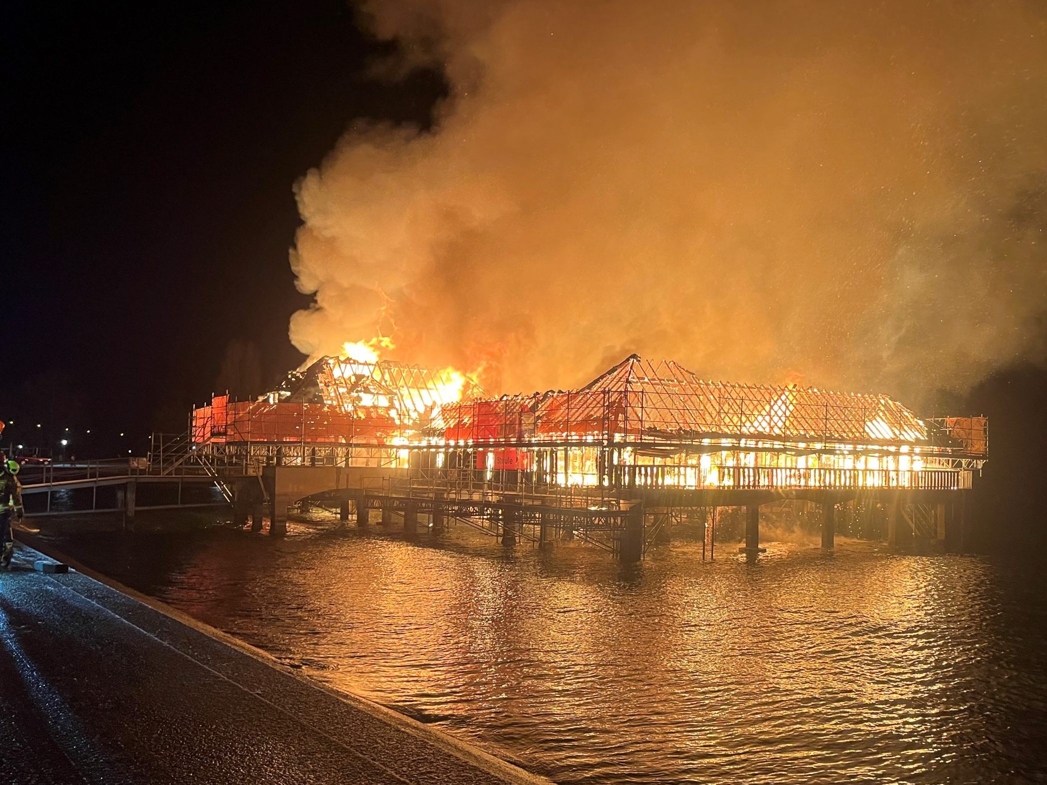 Die Rorschacher Badhütte im Vollbrand.