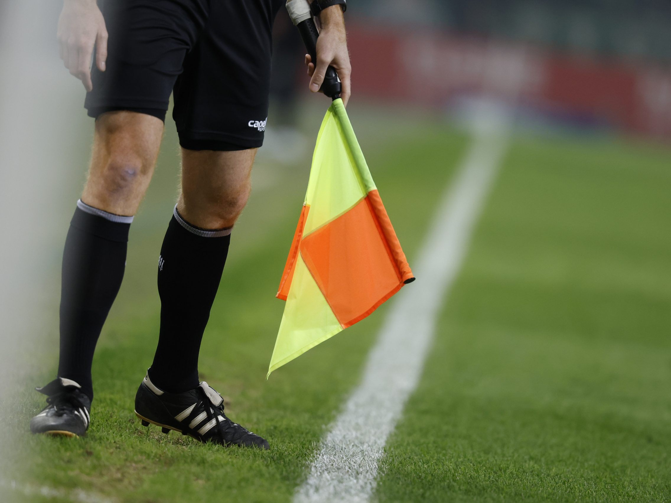 Menschen stürmten das Spielfeld nach einer Schiedsrichterentscheidung. (Symbolbild)