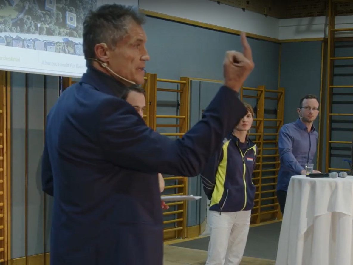 Assinger mit Mittelfinger Richtung Publikum Assinger mit Mittelfinger Richtung Publikum