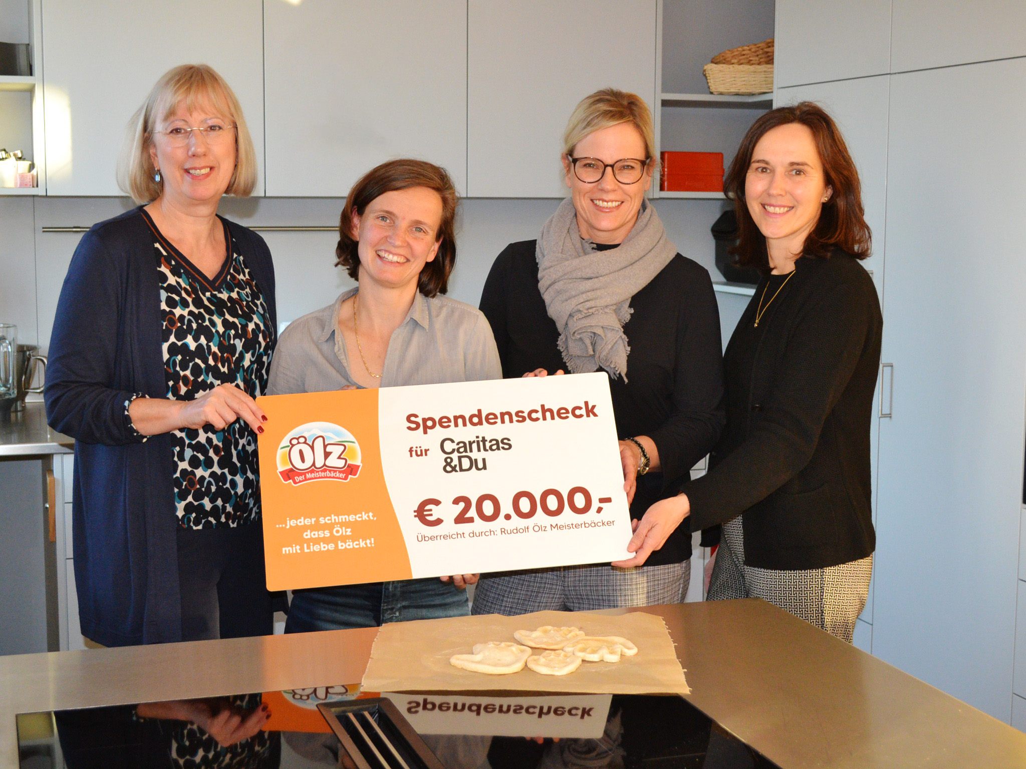 Ein Freudentag im Haus Mutter & Kind: Doris Wendel und Carolin Dobler vom Familienunternehmen Ölz der Meisterbäcker übergaben einen Spendenscheck in Höhe von 20.000 Euro an Heidi Dolensky (Fundraising Caritas) sowie MuKi-Leiterin Doris Müller. Ein Freudentag im Haus Mutter & Kind: Doris Wendel und Carolin Dobler vom Familienunternehmen Ölz der Meisterbäcker übergaben einen Spendenscheck in Höhe von 20.000 Euro an Heidi Dolensky (Fundraising Caritas) sowie MuKi-Leiterin Doris Müller.