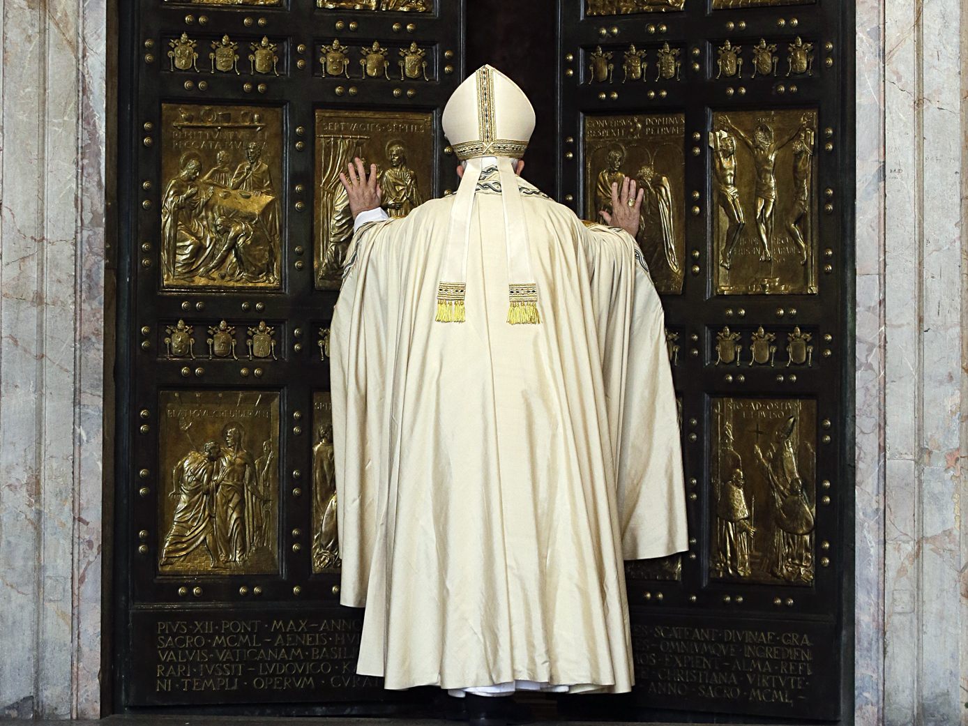 Papst Franziskus öffnet die "Heilige Pforte" zu Beginn der Heiligabendmesse. Papst Franziskus öffnet die "Heilige Pforte" zu Beginn der Heiligabendmesse.
