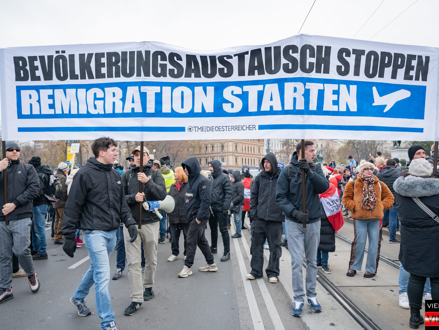 Standkundgebung -Für unser Oesterreich-Nein zur Zuckerl-Koalition- und -Für Frieden und Neutralität (2/2