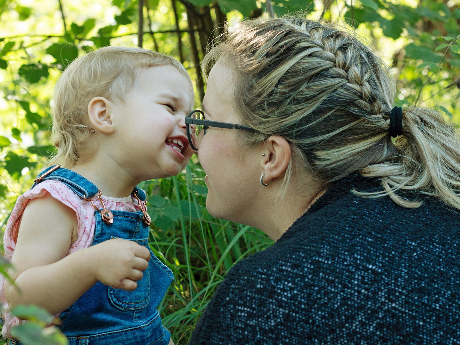 Kinder brauchen liebevolle Eltern und Bezugspersonen, die ihnen Geborgenheit und Schutz geben. Kinder brauchen liebevolle Eltern und Bezugspersonen, die ihnen Geborgenheit und Schutz geben.