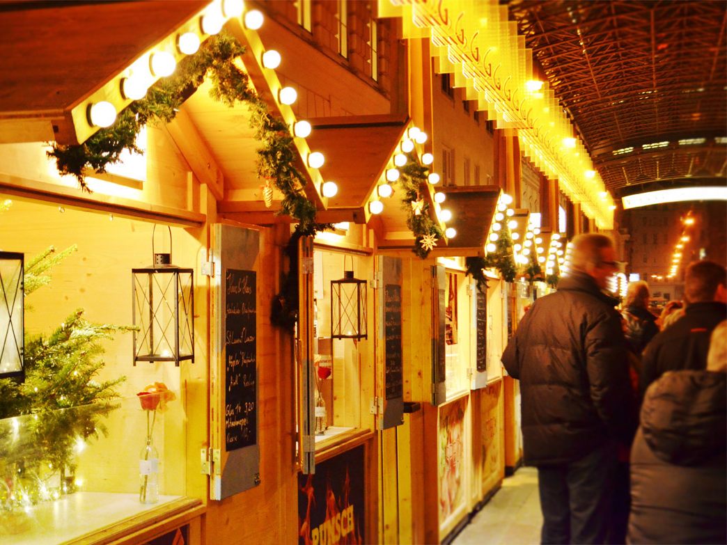 Der Advent-Genussmarkt bei der Oper ist wetterfest. Der Advent-Genussmarkt bei der Oper ist wetterfest.