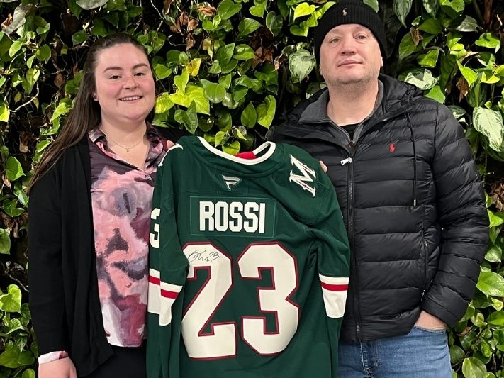 Von Montag bis Freitag können die Trikots ersteigert werden - unter anderem von Eishockeyspieler Marco Rossi.