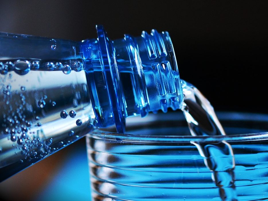 Die Ewigkeits-Chemikalie TFA belastet teils auch österreichische Mineralwasser.