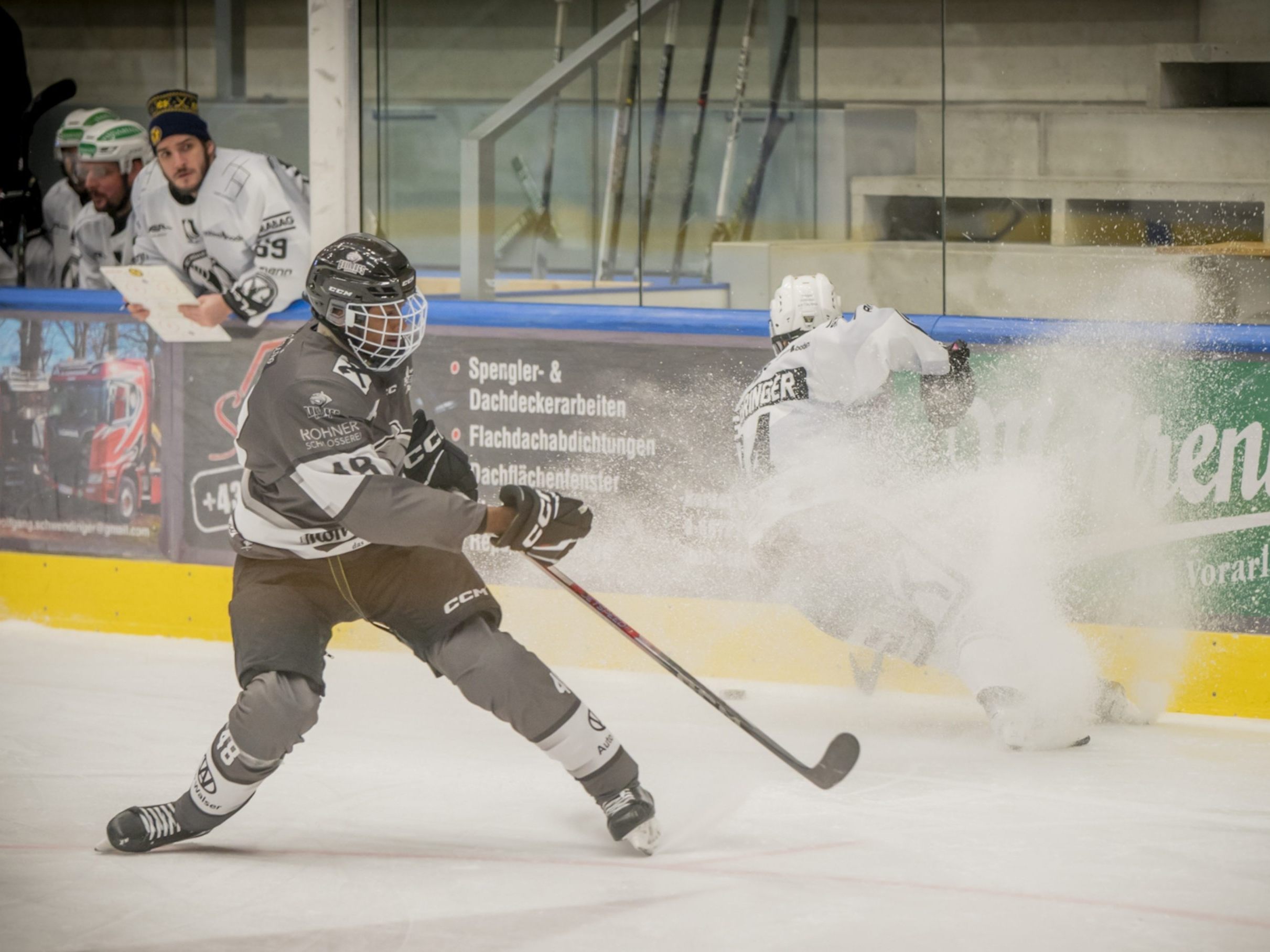 Die Dornbirner Bulldogs feierten im Derby gegen Hohenems den ersten Saisonsieg. Die Dornbirner Bulldogs feierten im Derby gegen Hohenems den ersten Saisonsieg.