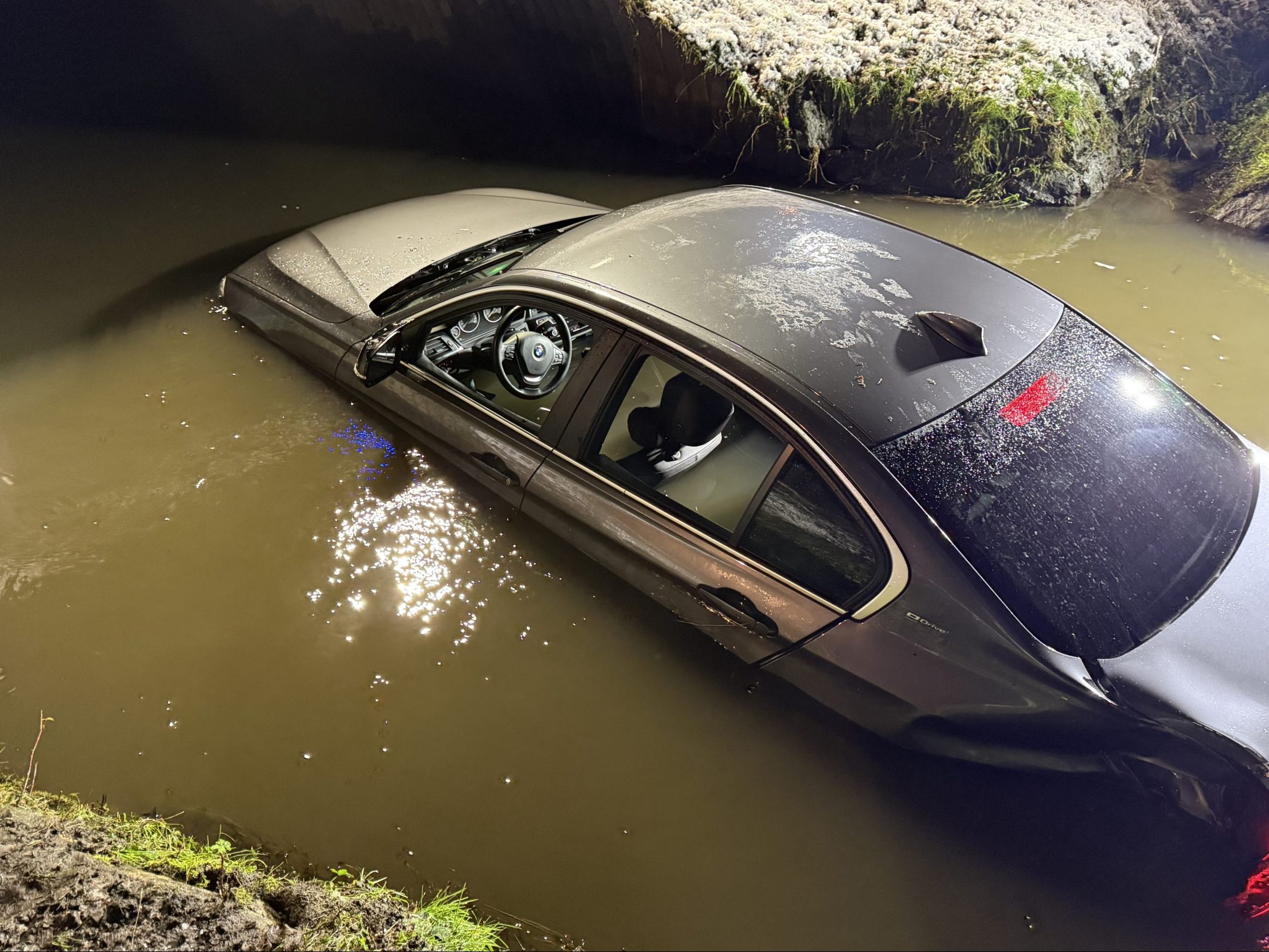 Im Auto stand das Wasser bis unter das Lenkrad.