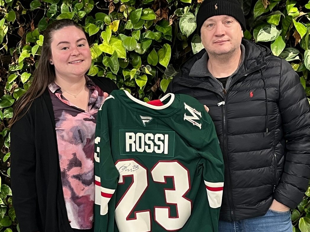 Zur Versteigerung steht ein signiertes Trikot von Marco Rossi. Sein Vater Michael hat es bei uns vorbeigebracht und übegeben.