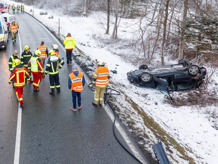 Ein Auto überschlug sich Ein Auto überschlug sich