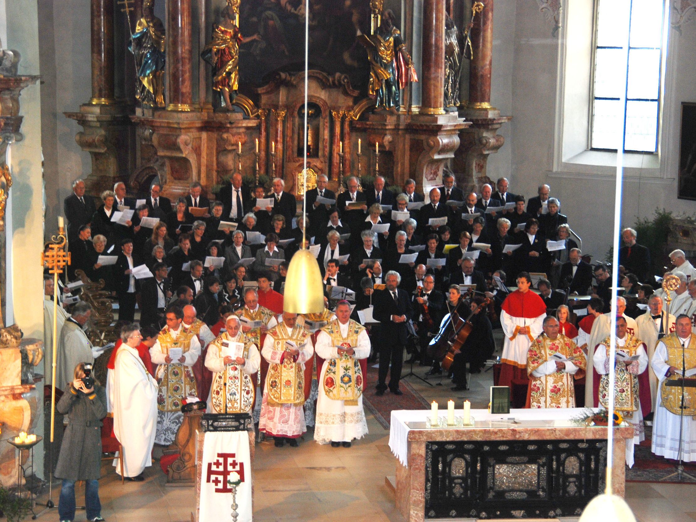 Edgar Odo Polzer mit Orchester und Kirchenchor bei einer feierlichen hl. Messe. Edgar Odo Polzer mit Orchester und Kirchenchor bei einer feierlichen hl. Messe.