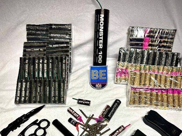 Zahlreiche Sicherstellungen bei der Schwerpunktaktion gegen Pyrotechnik und verbotene Waffen. Zahlreiche Sicherstellungen bei der Schwerpunktaktion gegen Pyrotechnik und verbotene Waffen.