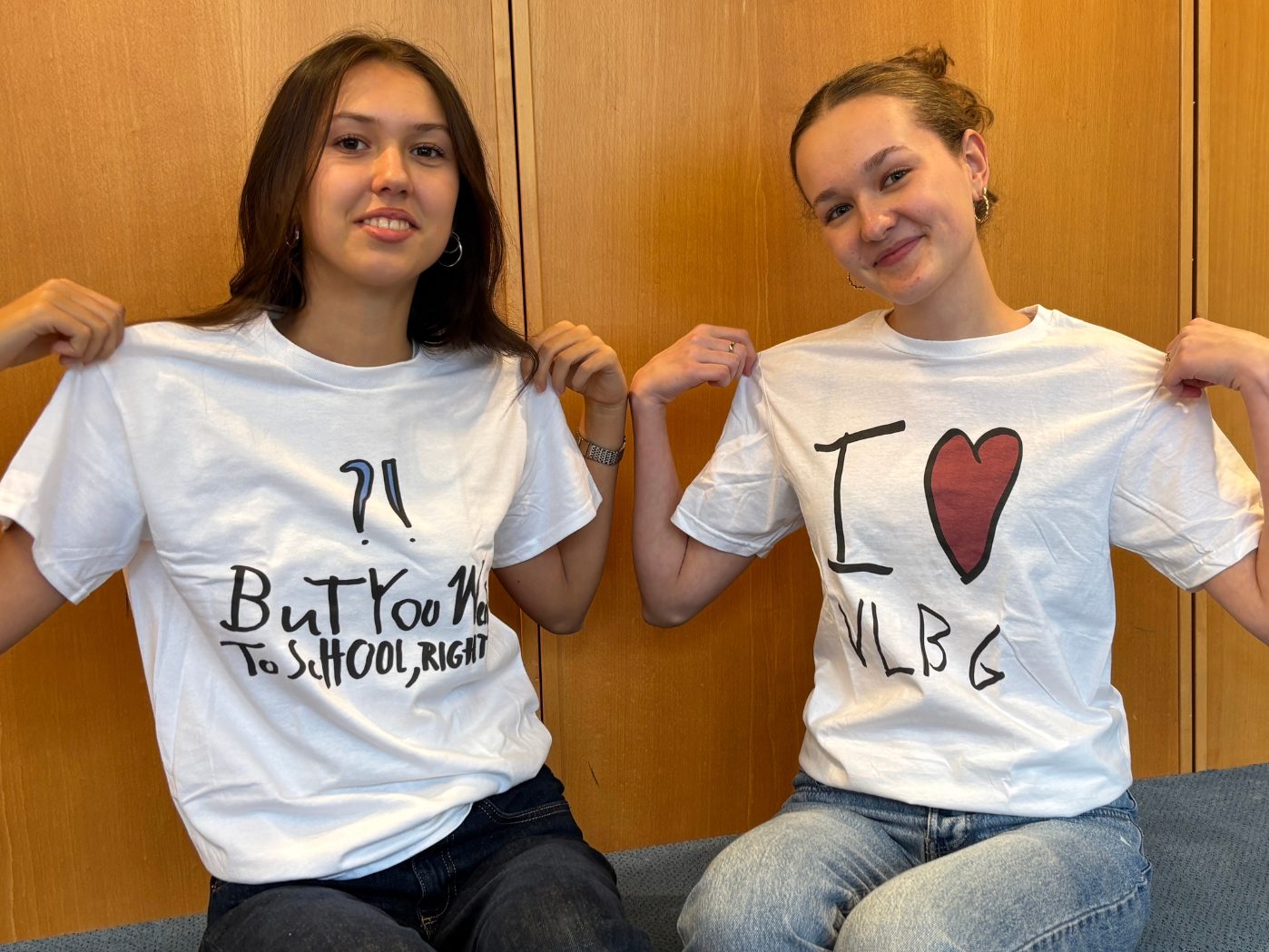 Die HLW-Schülerinnen kreierten mit „Wear Me“ ein T-Shirt-Projekt, das Kreativität und Hilfe für das SOS-Kinderdorf vereint. Die HLW-Schülerinnen kreierten mit „Wear Me“ ein T-Shirt-Projekt, das Kreativität und Hilfe für das SOS-Kinderdorf vereint.