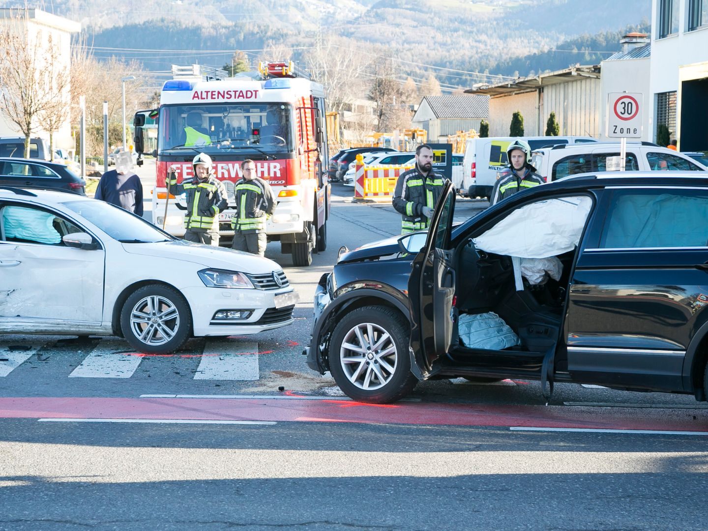 Mehrere Verletzte nach Pkw-Kollision Mehrere Verletzte nach Pkw-Kollision