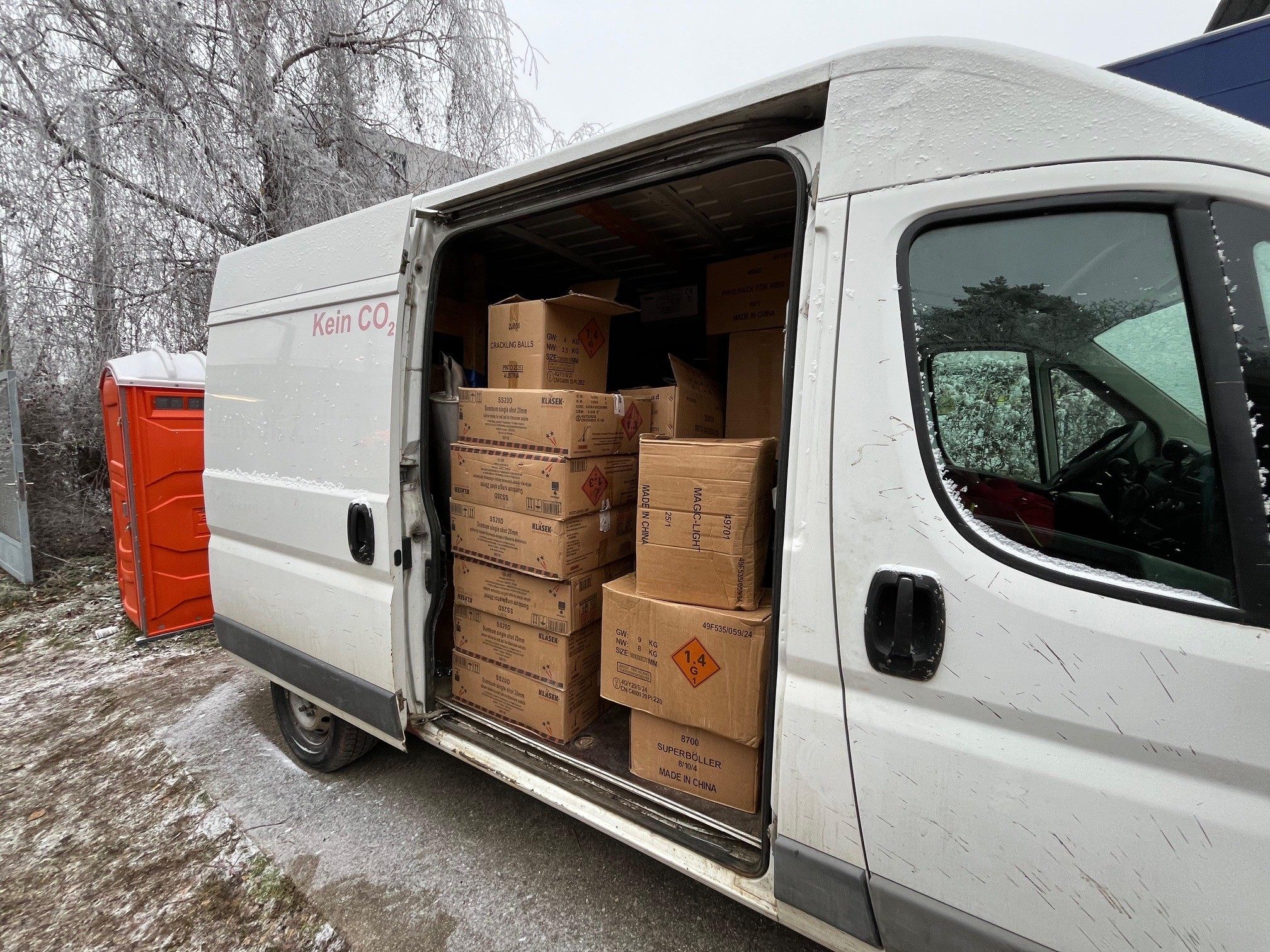 Die Feuerwerkskörper wurden im Geschäft sowie in Kleinbussen und einem Anhänger illegal gelagert. Die Feuerwerkskörper wurden im Geschäft sowie in Kleinbussen und einem Anhänger illegal gelagert.