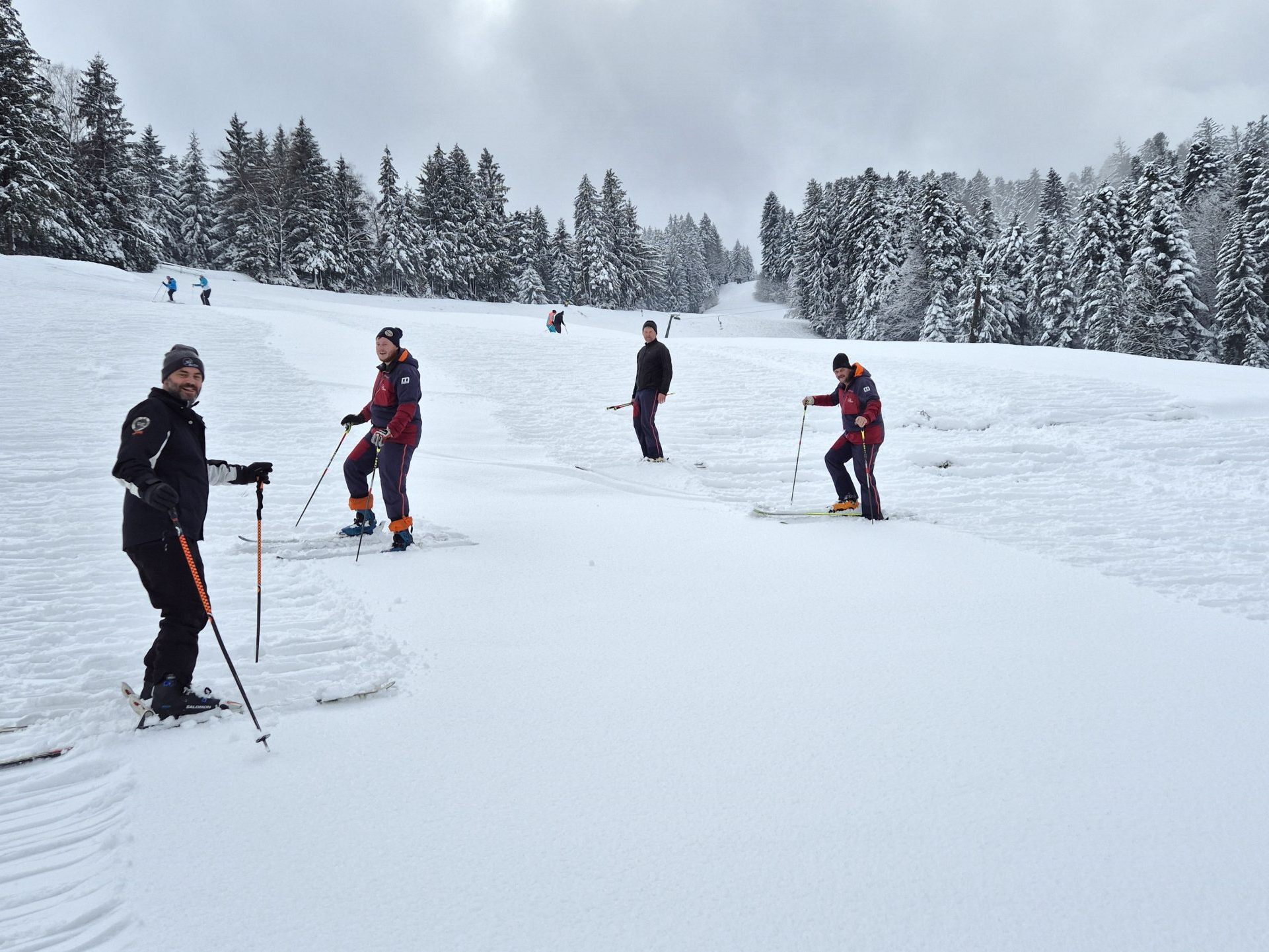 Mitglieder des Sportvereins Buch machten mobil, um die Piste mit einer tragfähigen Schicht für die Skikurse einigermaßen fit zu machen. Mitglieder des Sportvereins Buch machten mobil, um die Piste mit einer tragfähigen Schicht für die Skikurse einigermaßen fit zu machen.