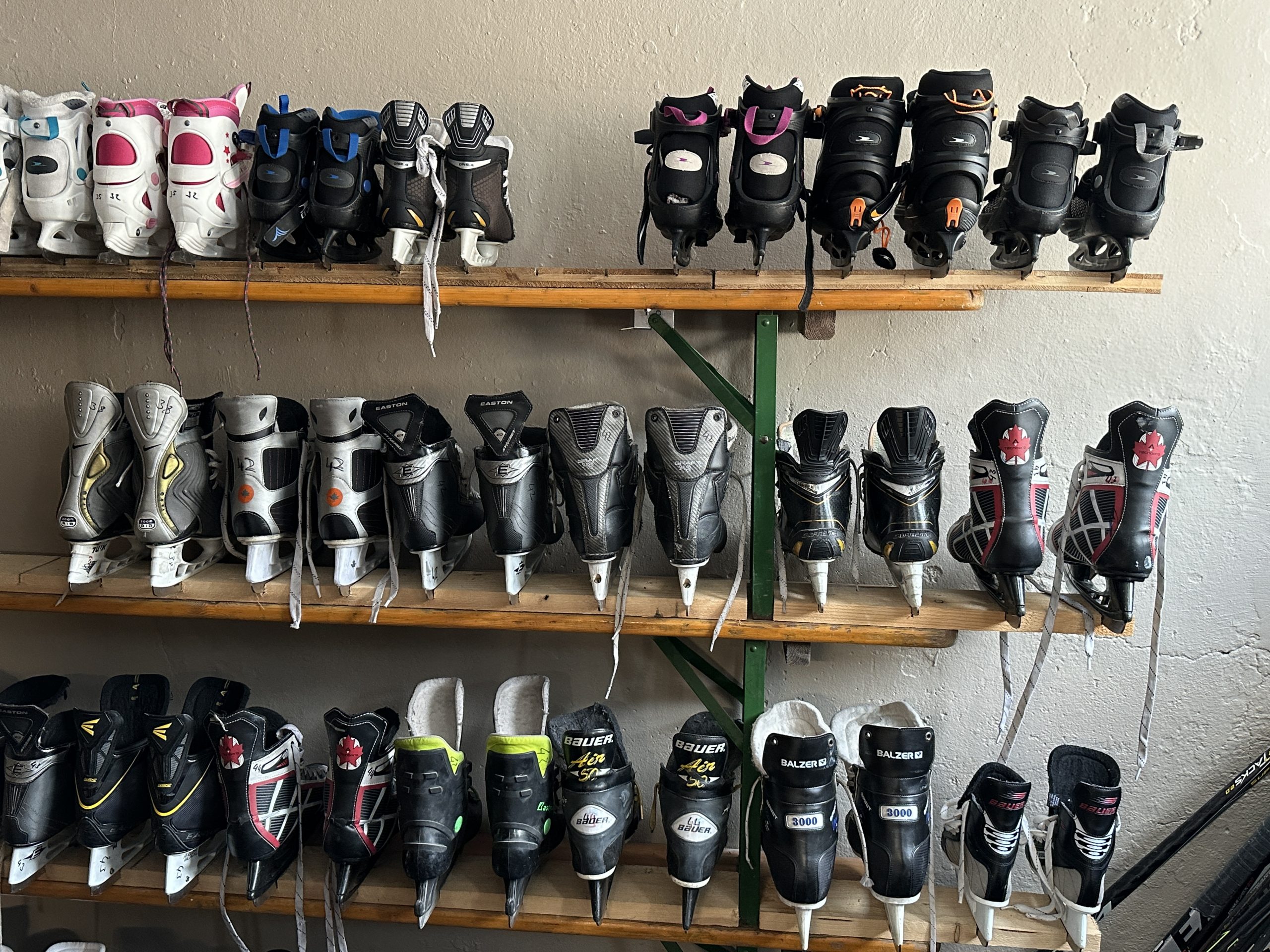Für das Projekt wurden 40 Paar Schlittschuhe angeschafft. Für das Projekt wurden 40 Paar Schlittschuhe angeschafft.