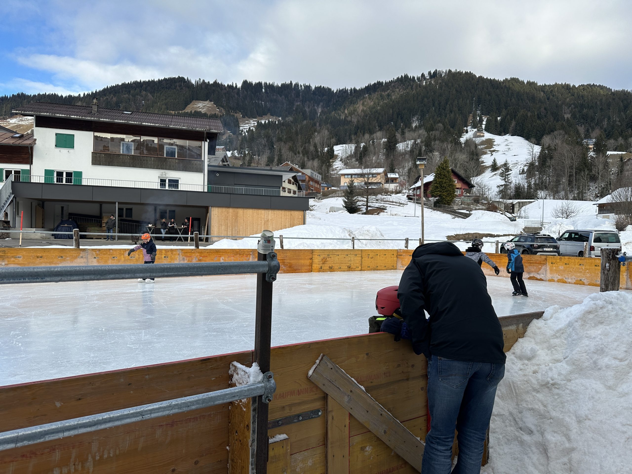 Die Kinder freuen sich, dass sie eine Eisfläche haben, um sich das Schlittschuhfahren beizubringen. Die Kinder freuen sich, dass sie eine Eisfläche haben, um sich das Schlittschuhfahren beizubringen.