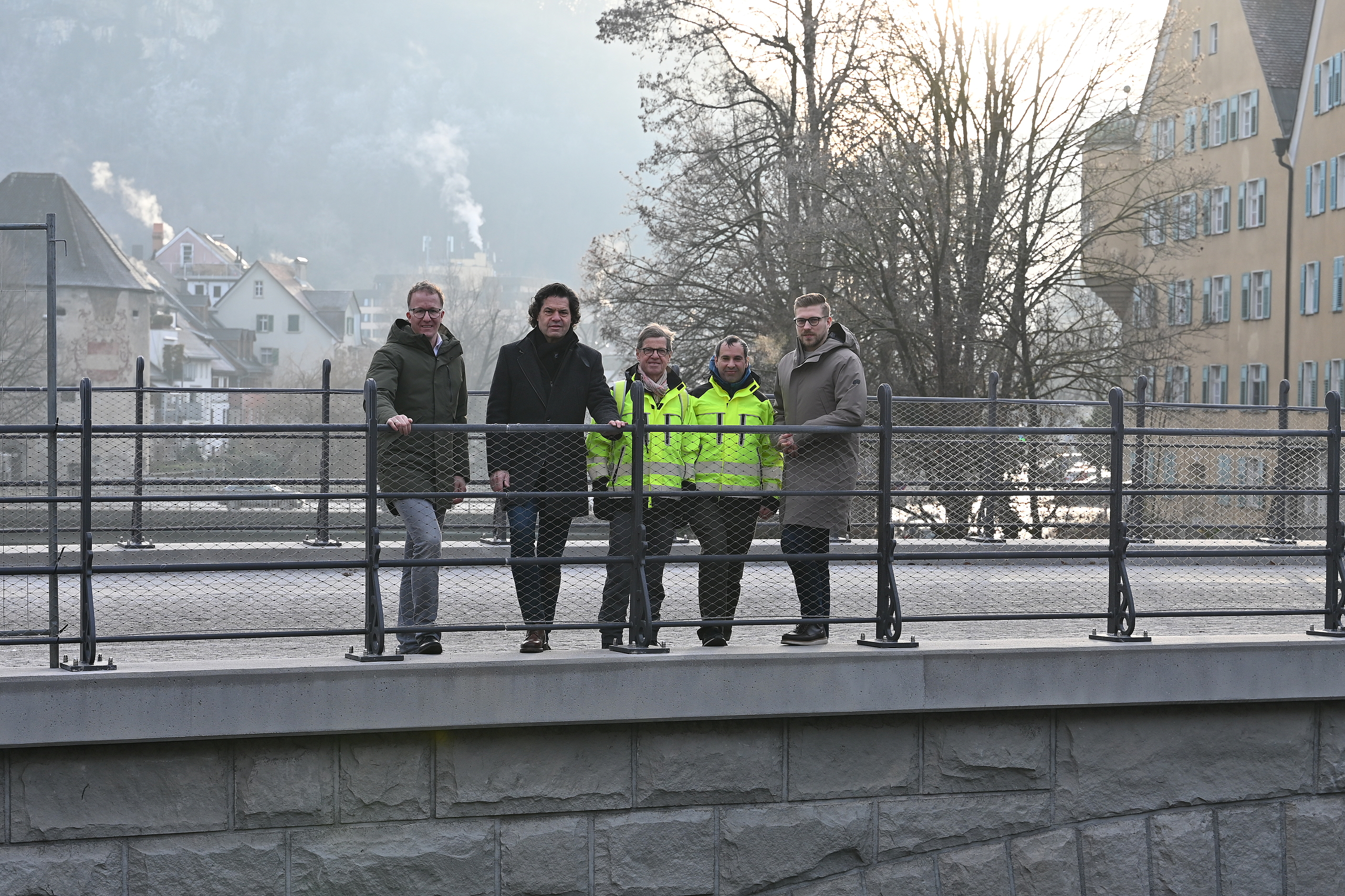 Landesrat Christian Gantner, Bürgermeister Manfred Rädler, Wolfgang Errath und Oriol Mollo Manonelles vom Wasserverband Ill-Walgau und STR Wolfgang Flach, Obmann des Wasserverbands Ill-Walgau. 