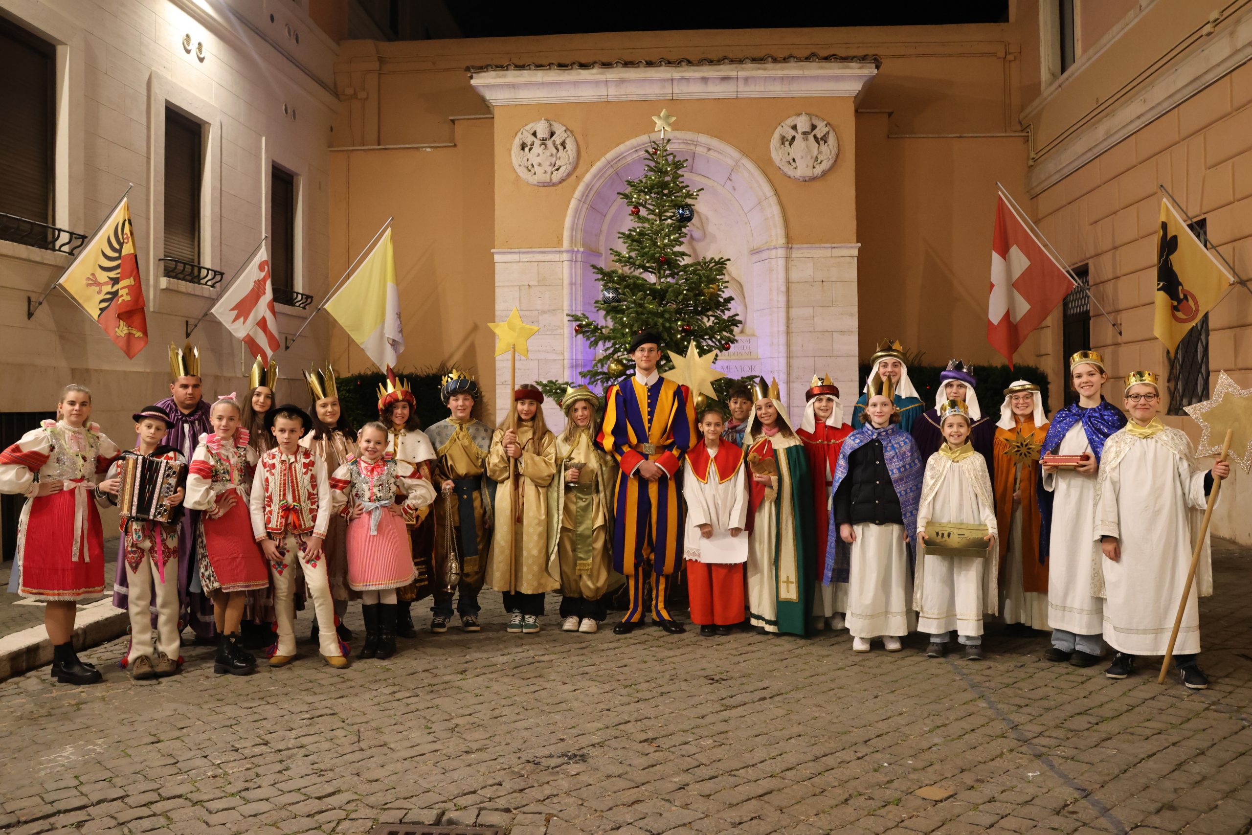 Sternsinger beim Neujahrsgottesdienst mit Papst Franziskus Sternsinger beim Neujahrsgottesdienst mit Papst Franziskus