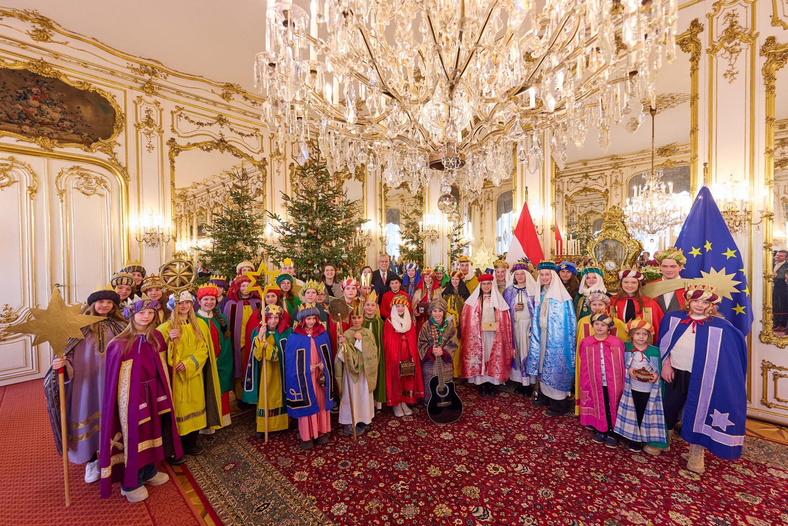 Sternsinger*innen bei Bundespräsident Alexander van der Bellen und Ehefrau Doris Schmidauer Sternsinger*innen bei Bundespräsident Alexander van der Bellen und Ehefrau Doris Schmidauer