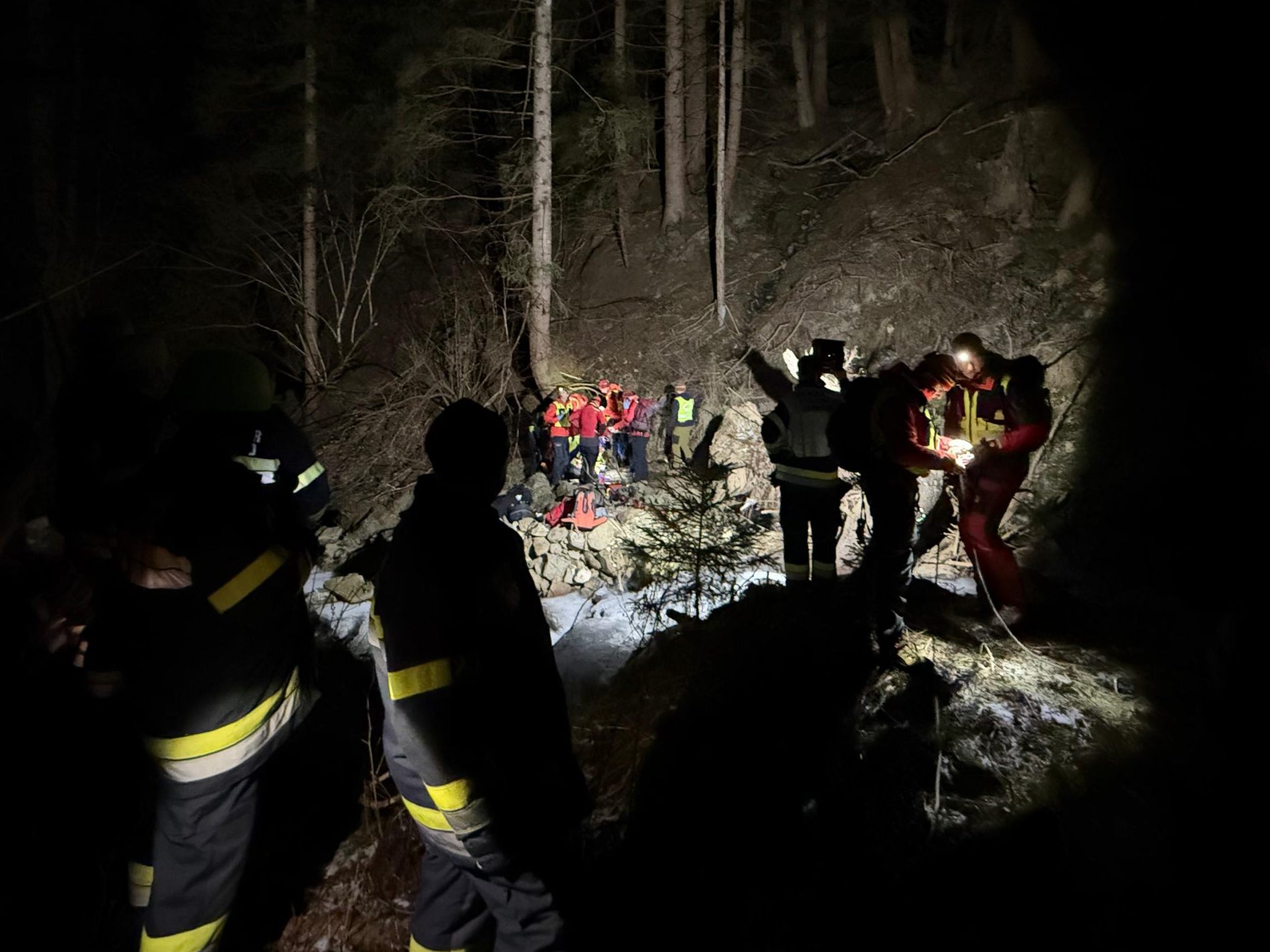 Mann bei Spaziergang in steilen Graben gestürzt. Mann bei Spaziergang in steilen Graben gestürzt.
