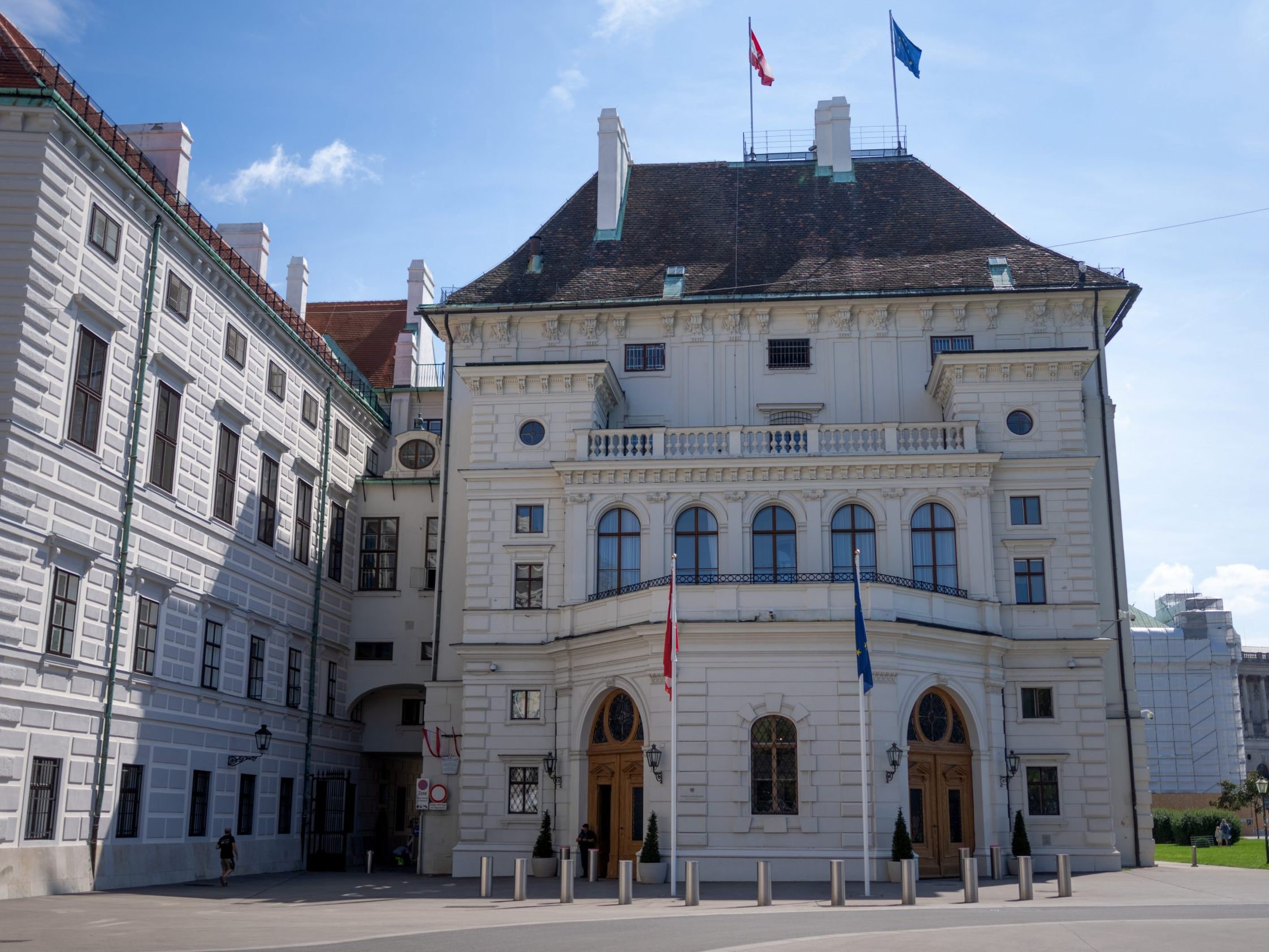 Unterzeichnet wurde die Petition von einigen namhaften Juristinnen, darunter etwa Heinz Mayer und Alois Birklbauer.