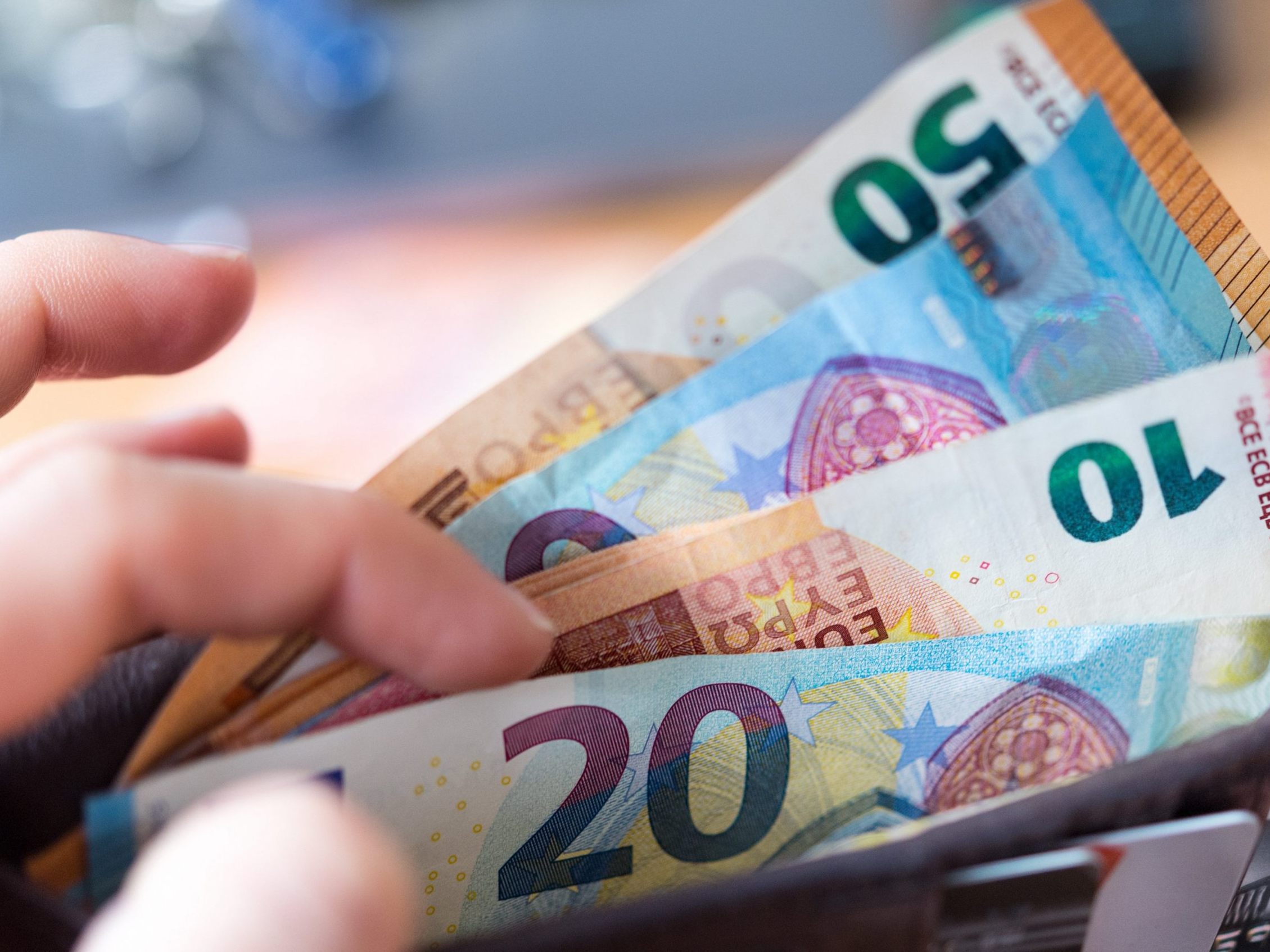Das Grundentgelt für Zivil- und Präsenzdiener wird auf 605 Euro erhöht.
