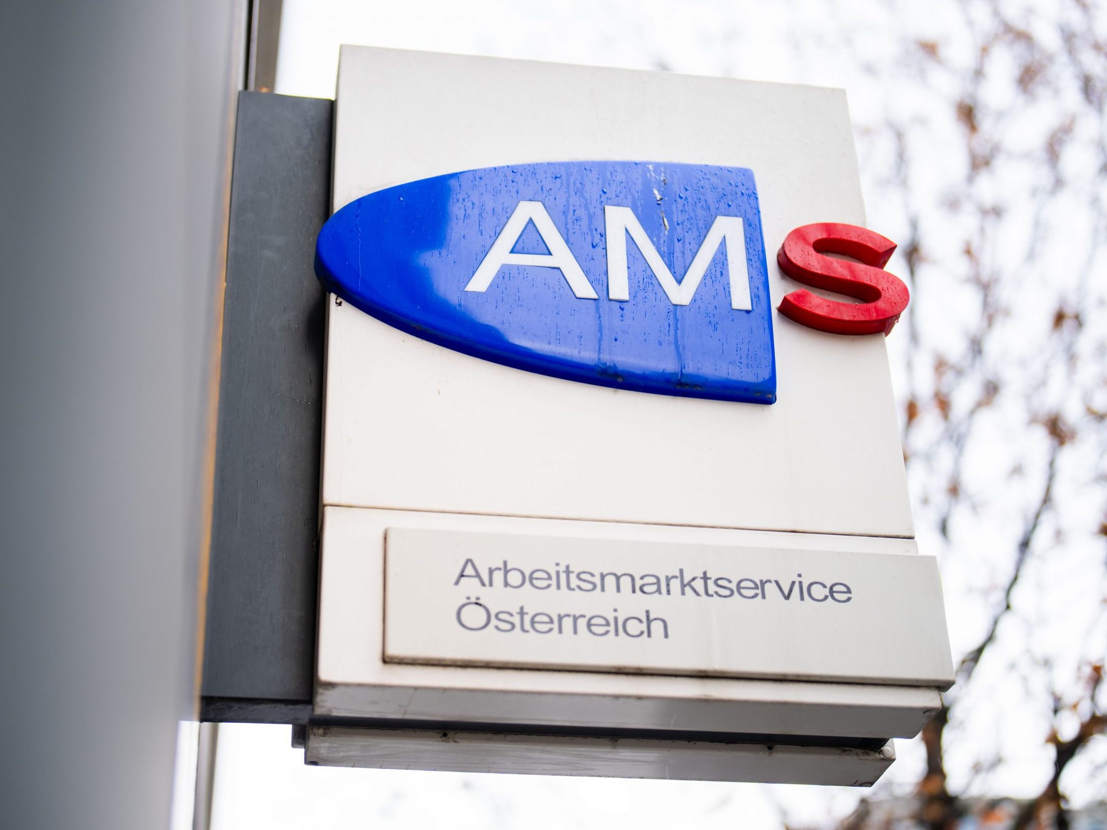 Im Vergleich zu 2023 ist die Arbeitslosigkeit bei Frauen mit 15.095 stärker gestiegen als bei den Männern.