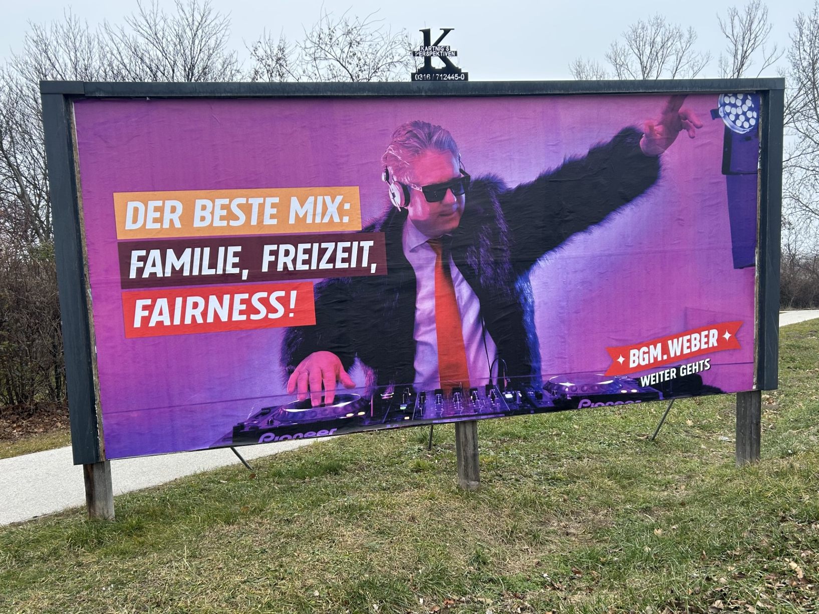 Die Wahlplakate für die GR-Wahlen kommen oft ohne Parteilogo aus. Die Wahlplakate für die GR-Wahlen kommen oft ohne Parteilogo aus.