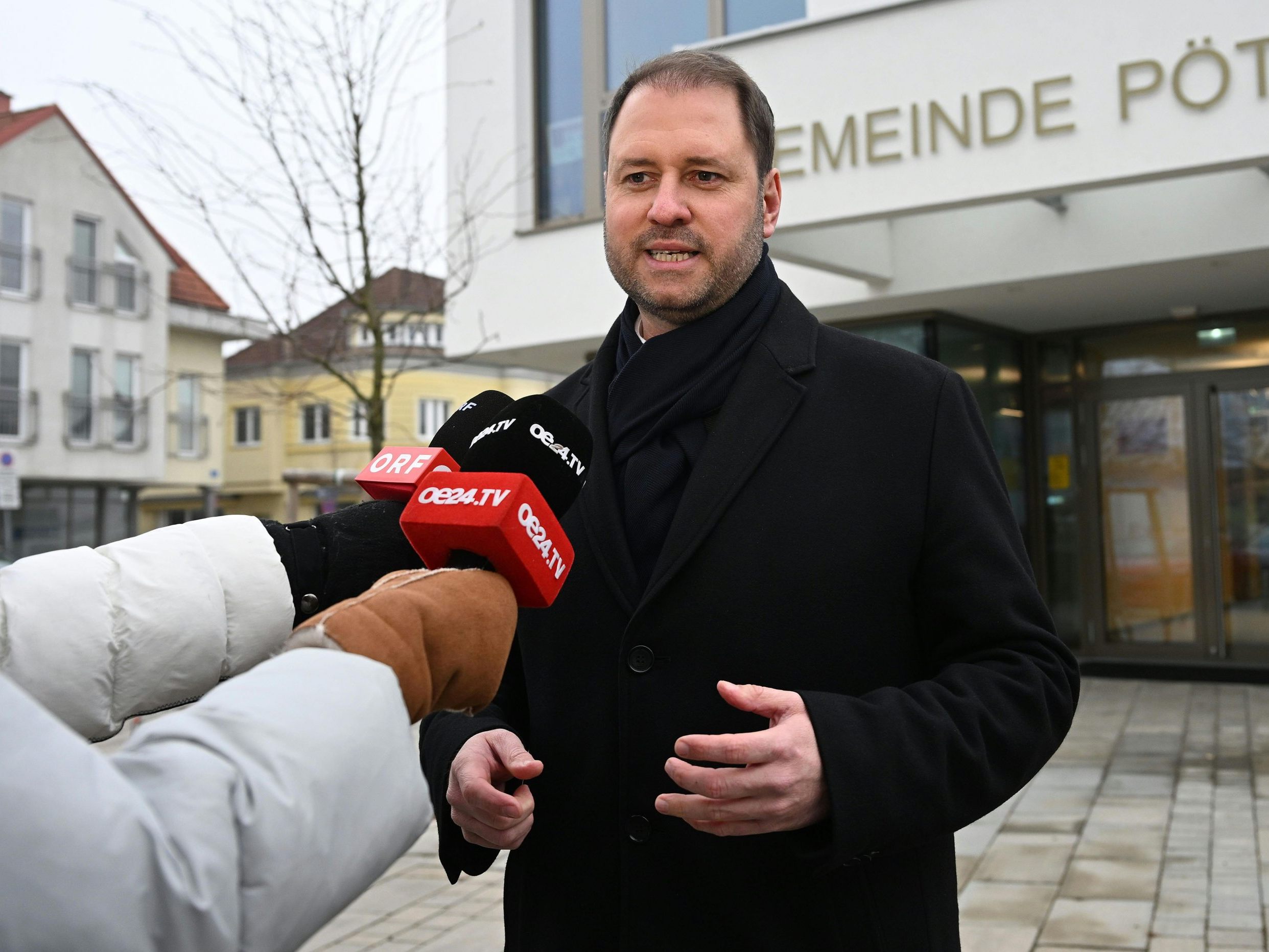 ÖVP-Spitzenkandidat Sagartz bei seiner Stimmabgabe. ÖVP-Spitzenkandidat Sagartz bei seiner Stimmabgabe.