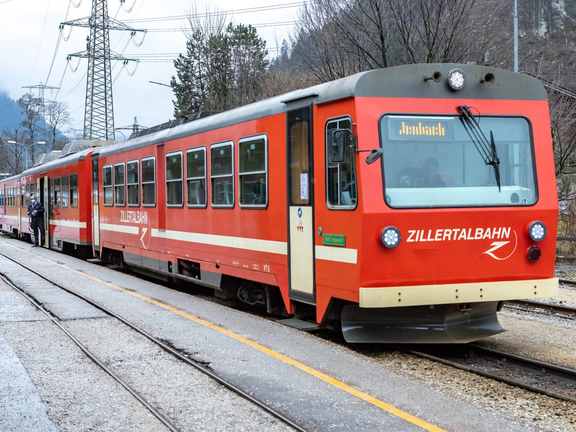 Die Tiroler Zillertalbahn kollidierte mit einem LKW. Die Tiroler Zillertalbahn kollidierte mit einem LKW.
