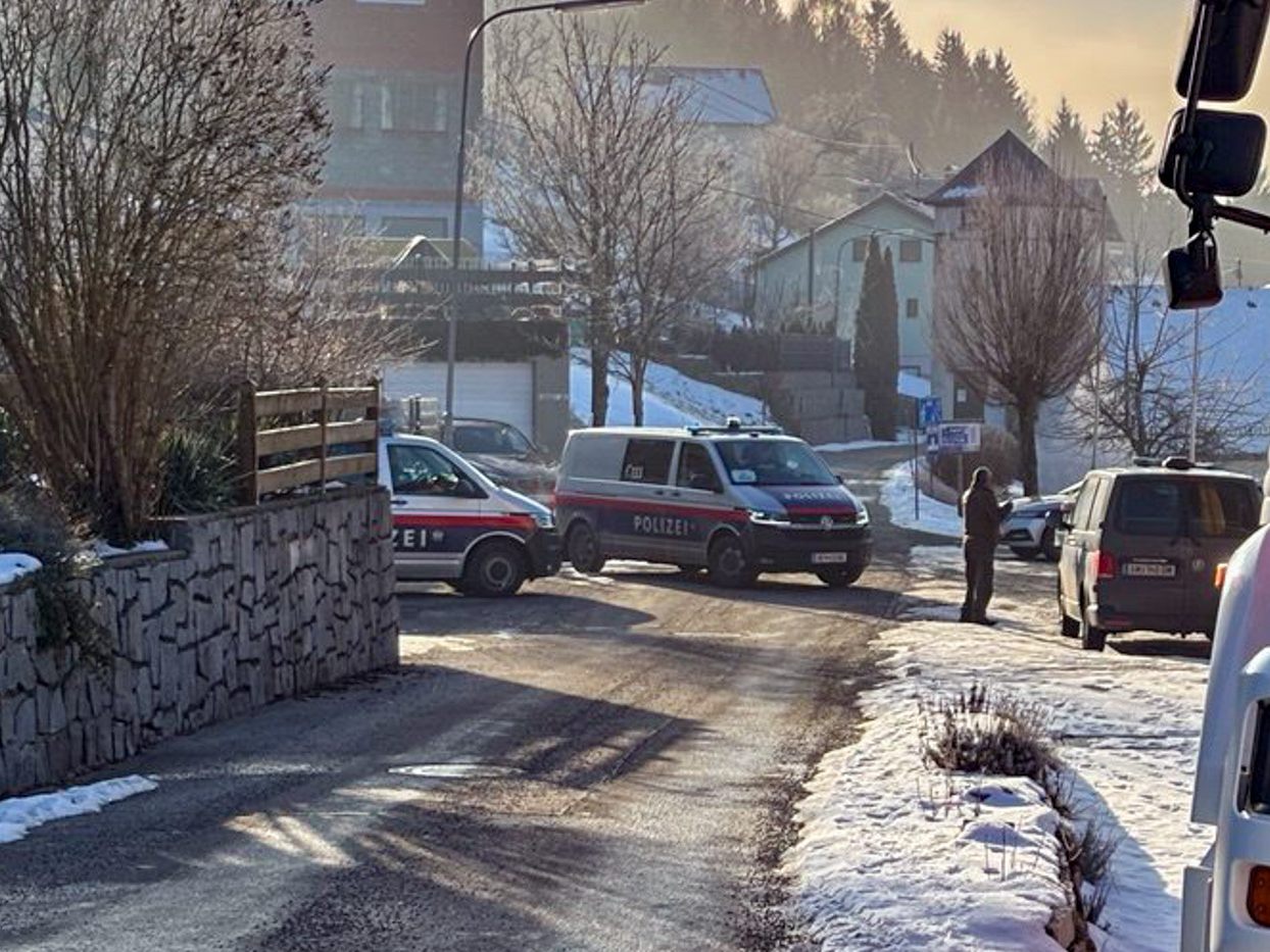 In Oberkappel kam es am Samstagmorgen zu einem Tötungsdelikt. Der Täter ist auf der Flucht.