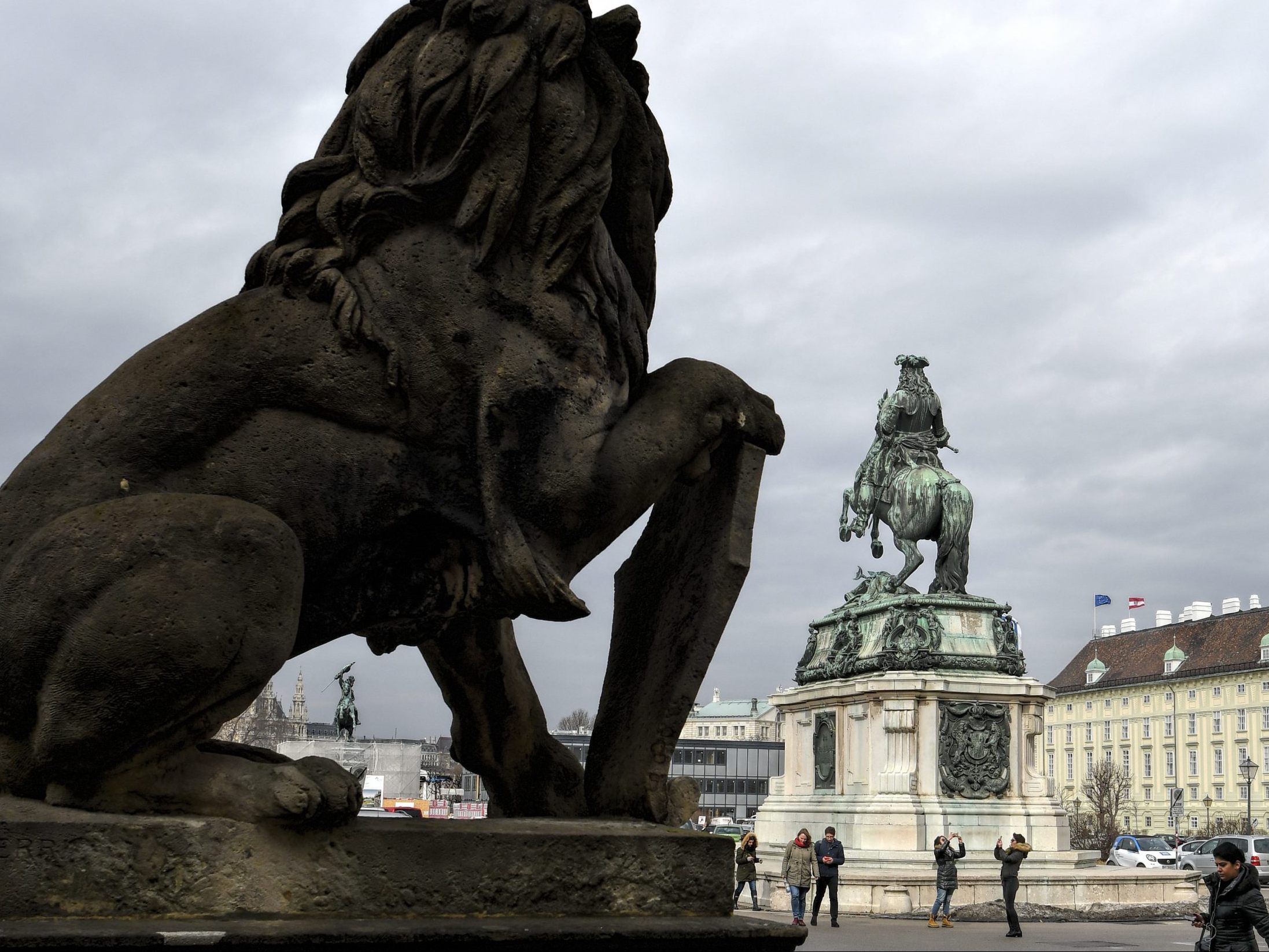 In Österreich findet neben der Gedenkveranstaltung am Heldenplatz heuer auch eine im Parlament mit Nationalratspräsident Walter Rosenkranz statt. In Österreich findet neben der Gedenkveranstaltung am Heldenplatz heuer auch eine im Parlament mit Nationalratspräsident Walter Rosenkranz statt.