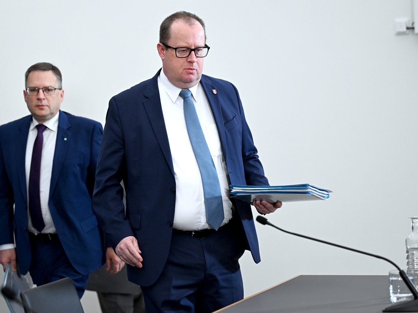Fuchs (vorne) FPÖ-Hauptbeauftragter in puncto Finanzen und Steuern, Wöginger (ÖVP, hinten) im Bereich "Pensionen, Gesundheit, Pflege, Soziales und Konsumentenschutz". Am Montag gehen die Verhandlungen in den Untergruppen los.
