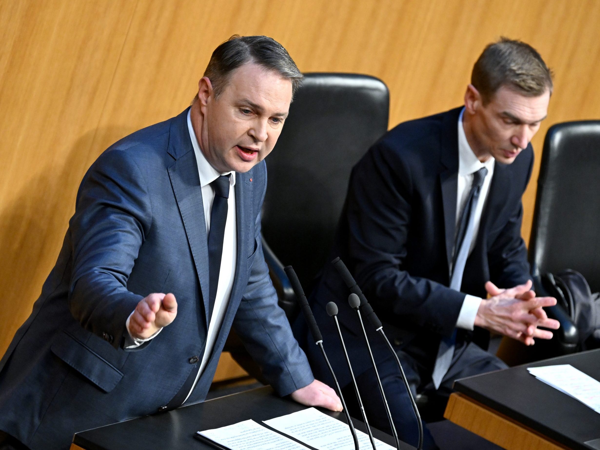 Die Nationalratssitzung begann mit einer hitzigen Debatte. Die Nationalratssitzung begann mit einer hitzigen Debatte.