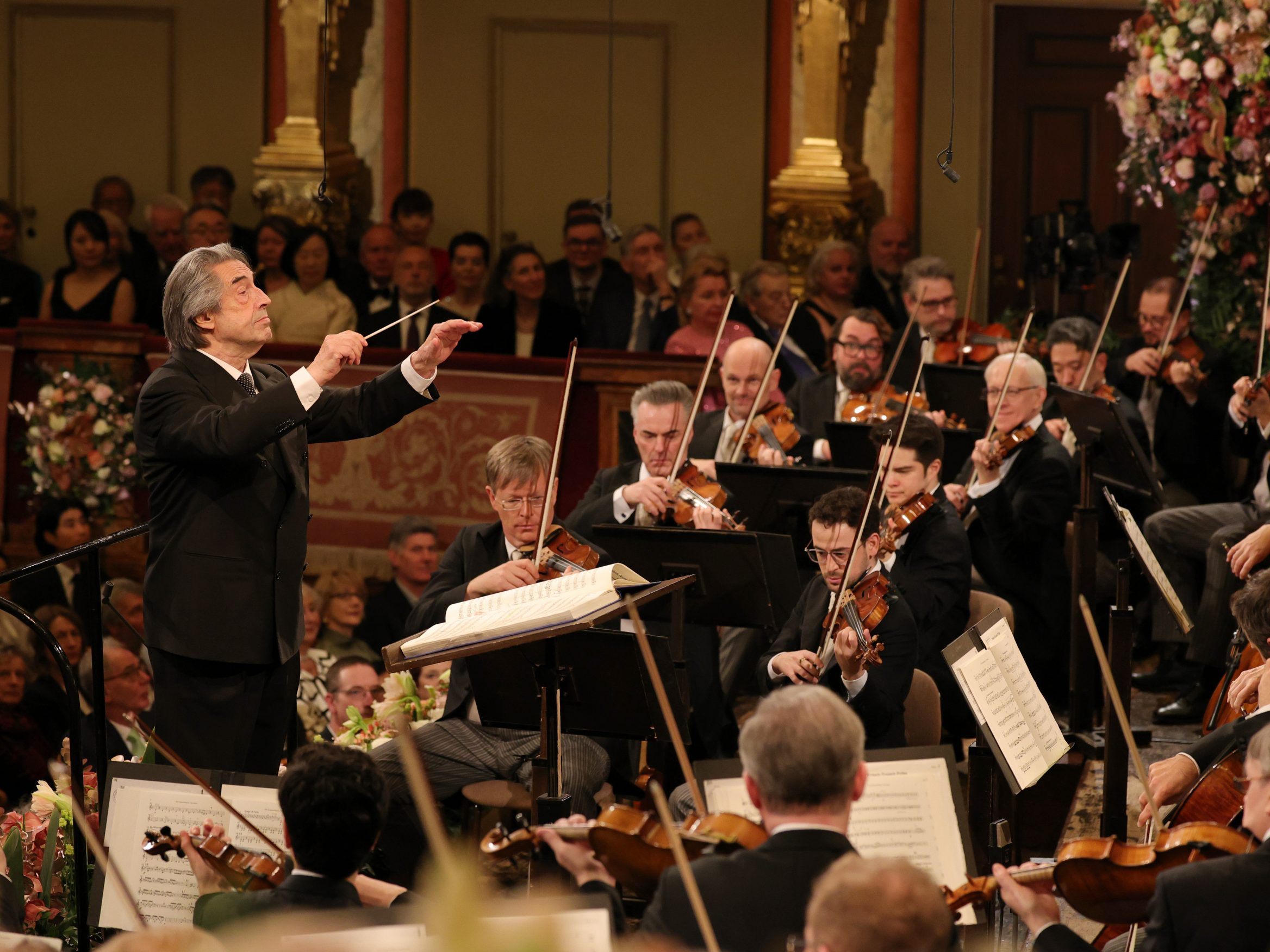 Muti beging das Wiener Neujahr mit Walzerwehmut, Hoffnungsfunken und einem Gruß auf Italienisch.