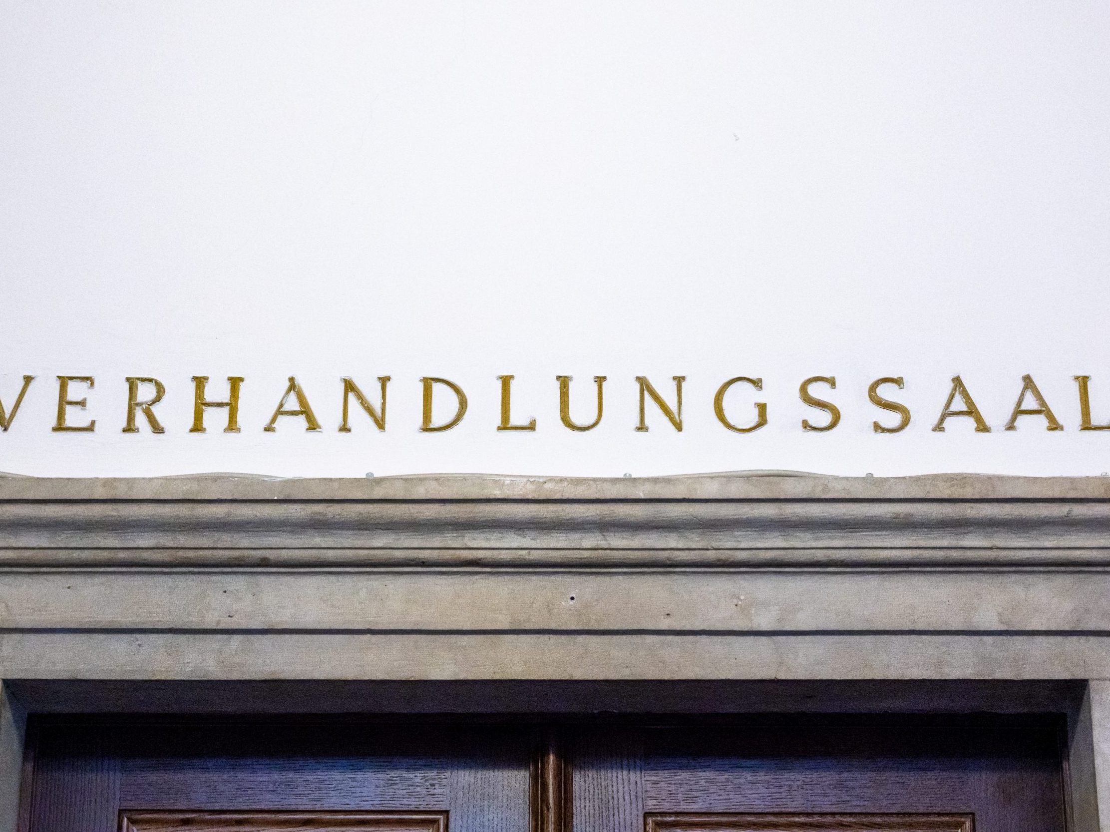 Das Verfahren wurde vom Richter nach einer Stunde vorerst abgeschlossen.