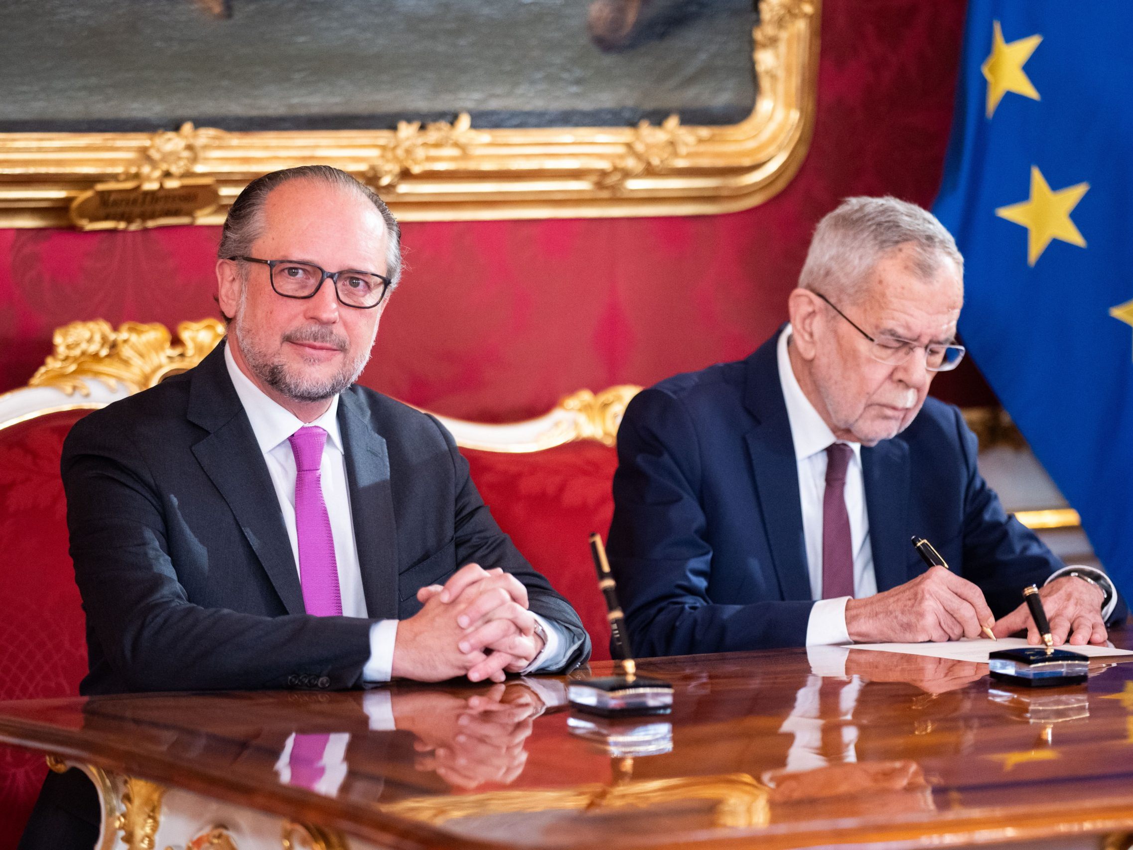 Außenminister zum zweiten Mal an der Regierungsspitze Außenminister zum zweiten Mal an der Regierungsspitze