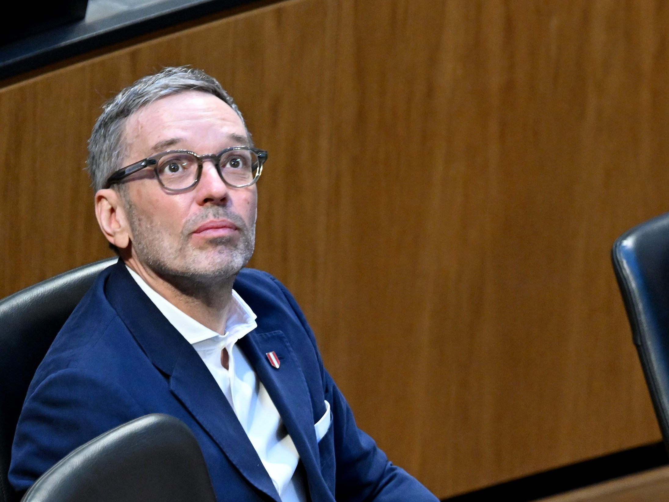 Dazu kommen noch gut 6.900 Euro an Verfahrenskosten.