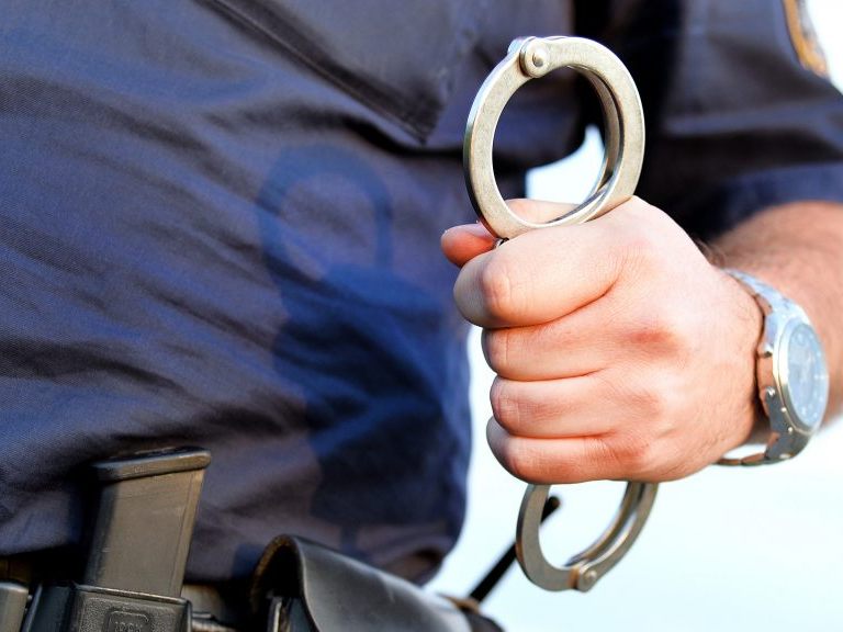 Der Vater soll seine beiden Söhne geschlagen und den 11-Jährigen zusätzlich mit einem Messer bedroht haben.