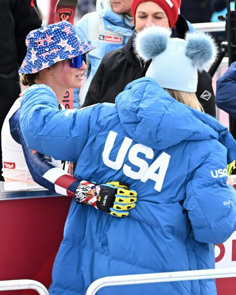 ABD0079_20250112 – ST. ANTON – STERREICH: (v.l.) Lauren Macuga (USA) und Lindsey Vonn (USA) im Ziel beim Super-G des Ski Alpin Frauen-Weltcups in St. Anton am Sonntag 12. Jnner 2025. – FOTO: APA/BARBARA GINDL