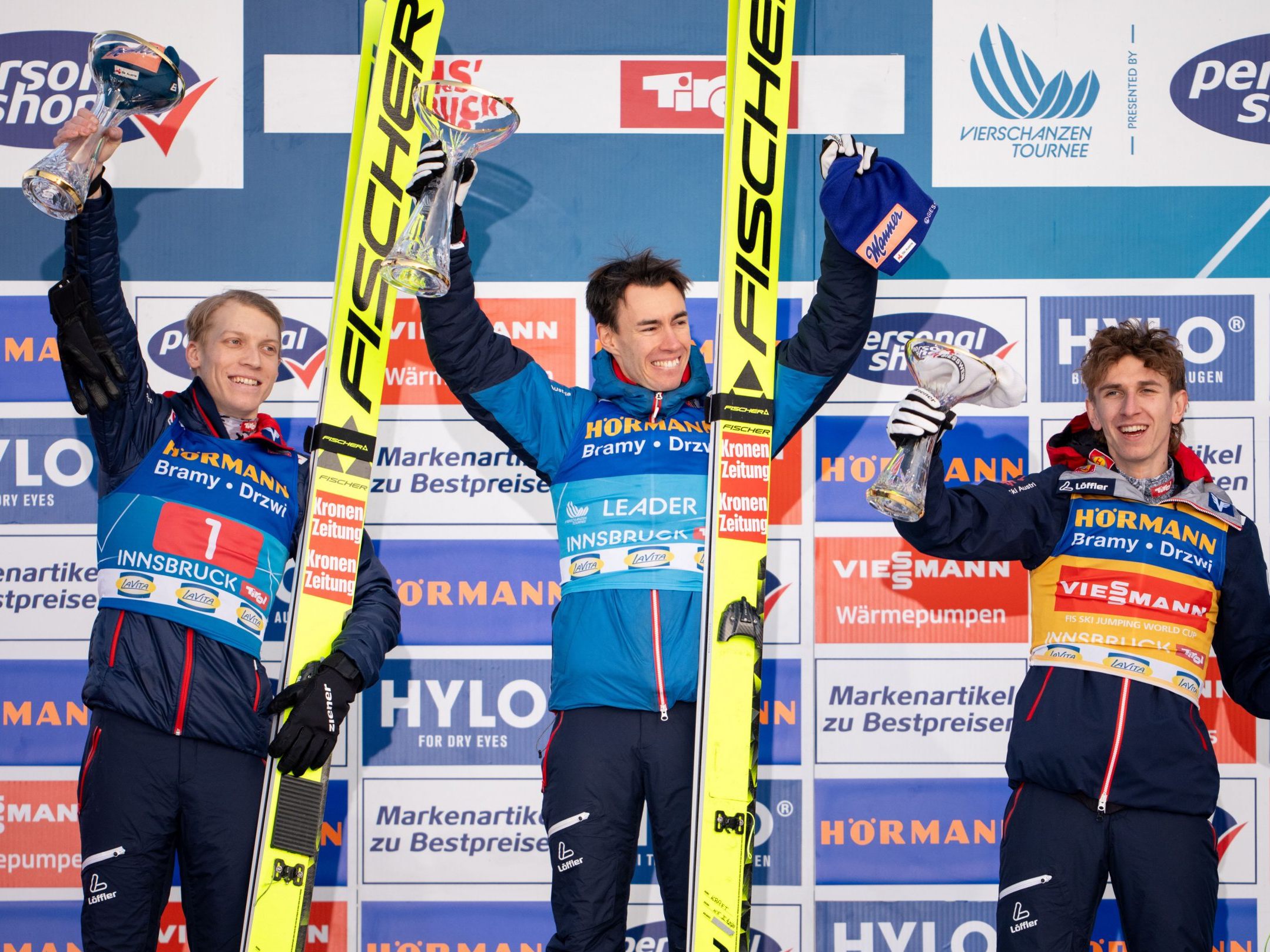 Stefan Kraft gewann das Springen in Innsbruck vor Jan Hoerl und Daniel Tschofenig. Stefan Kraft gewann das Springen in Innsbruck vor Jan Hoerl und Daniel Tschofenig.