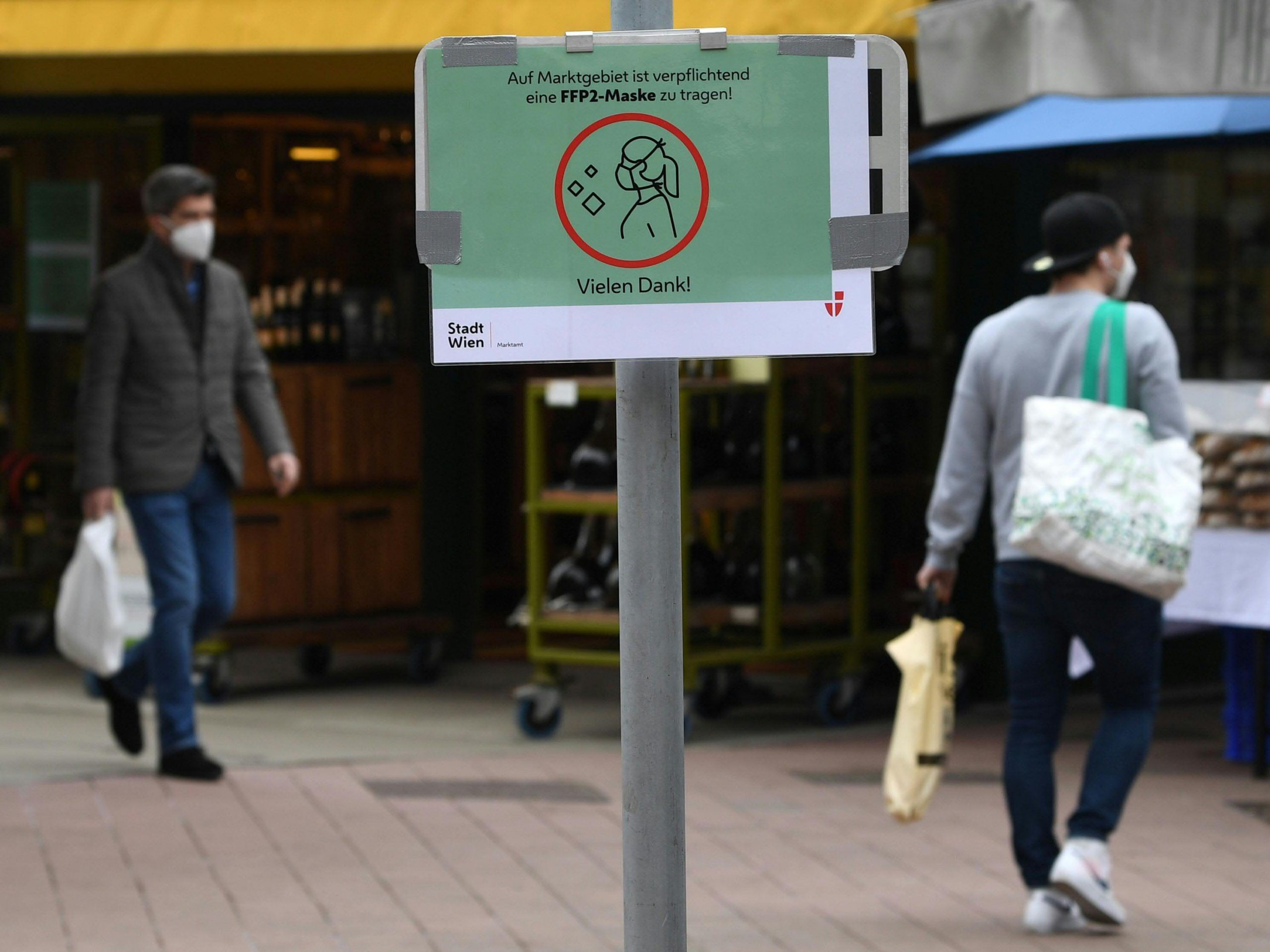 Die Maskenpflicht während der Pandemie wird vom Großteil als positiv bewertet. Die Maskenpflicht während der Pandemie wird vom Großteil als positiv bewertet.