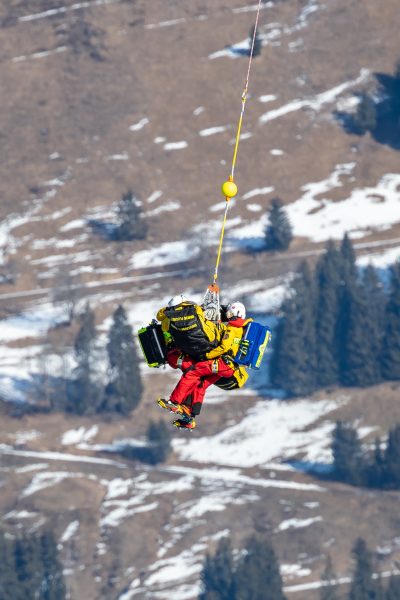 ABD0103_20250124 – KITZBHEL – STERREICH: Alexis Pinturault (FRA) wird mit dem Helikopter abtransportiert nach dem Sturz im Super-G der Mnner am Freitag, 24. Jnner 2025, anl. des 85. Hahnenkammrennens auf der Streif in Kitzbhel. – FOTO: APA/EXPA/JOHANN GRODER