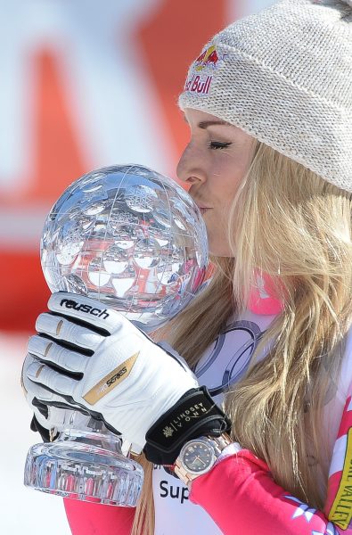 ABD0105_20150319 – MERIBEL – FRANKREICH: Lindsey Vonn (USA) im Ziel hit der Super-G Weltcupkugel der Damen am Donnerstag, 19. Mrz 2015, beim Ski Alpin Weltcup-Finale in Meribel (FRA). – FOTO: APA/BARBARA GINDL