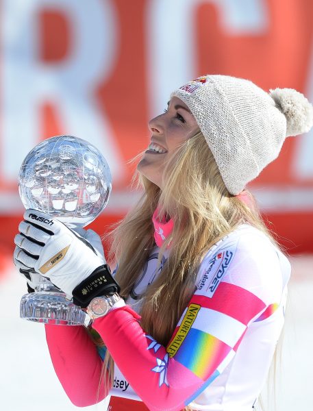 ABD0107_20150319 – MERIBEL – FRANKREICH: Lindsey Vonn (USA) im Ziel hit der Super-G Weltcupkugel der Damen am Donnerstag, 19. Mrz 2015, beim Ski Alpin Weltcup-Finale in Meribel (FRA). – FOTO: APA/BARBARA GINDL