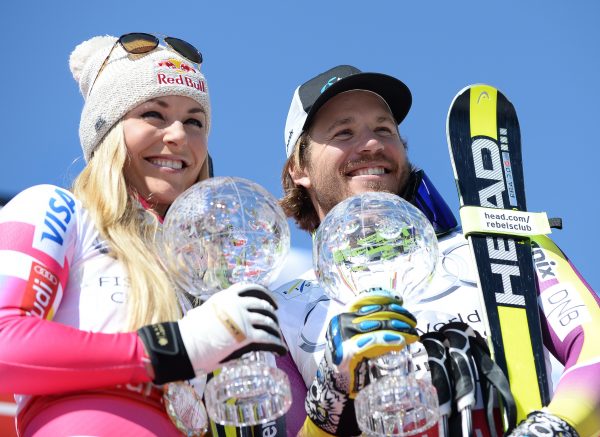 ABD0108_20150319 – MERIBEL – FRANKREICH: Lindsey Vonn (USA) und Kjetil Jansrud (NOR) mit den Super-G Weltcupkugeln am Donnerstag, 19. Mrz 2015, beim Ski Alpin Weltcup-Finale in Meribel (FRA). – FOTO: APA/BARBARA GINDL