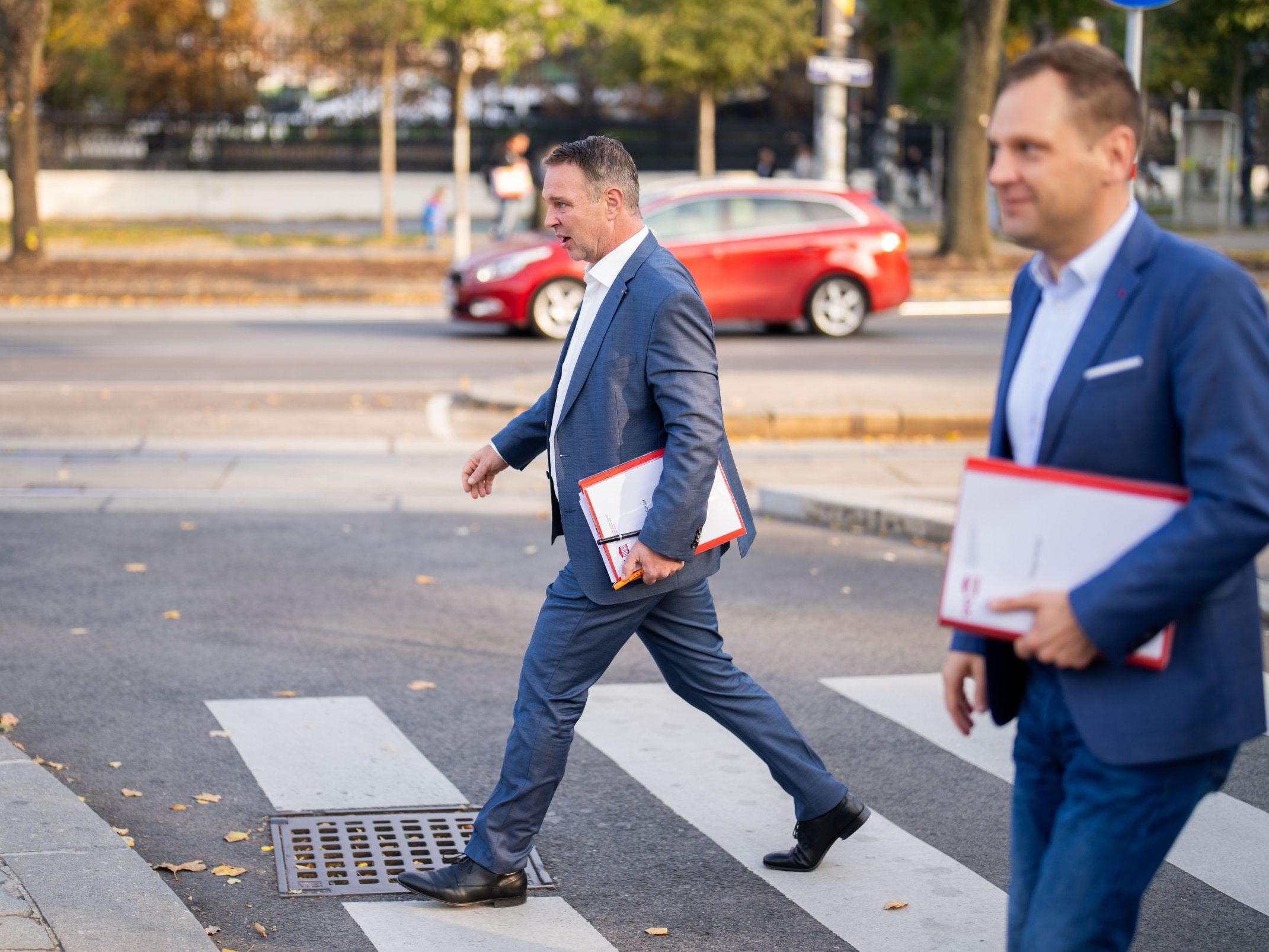 Koalitionsverhandlungen nun nur mehr mit SPÖ (im Bild Parteichef Babler neben Klubchef Kucher nach einem Sondierungsgespräch im Vorjahr) und ÖVP.