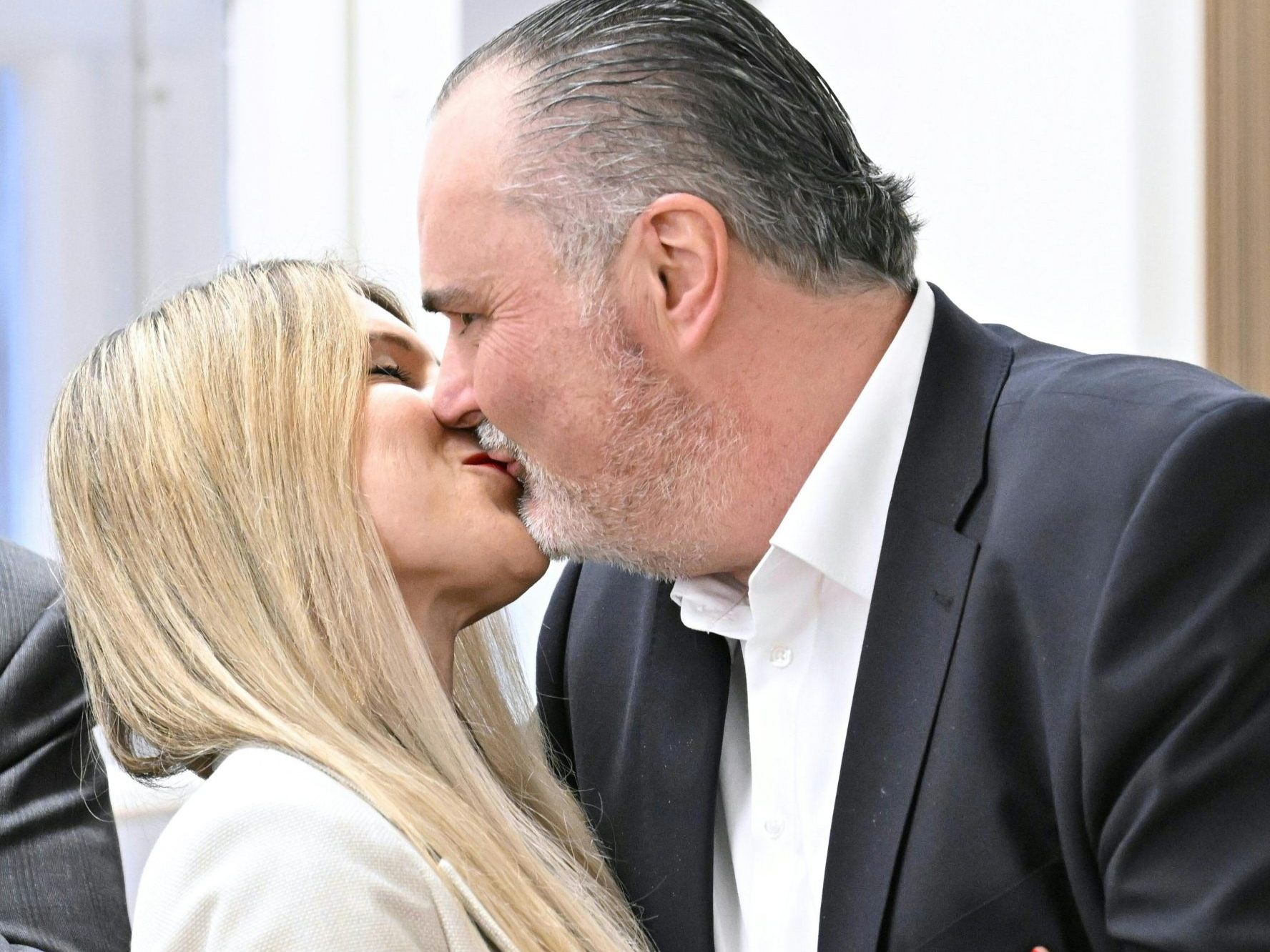 Wahlsieger Doskozil erhielt ein Bussi von seiner Frau Julia.